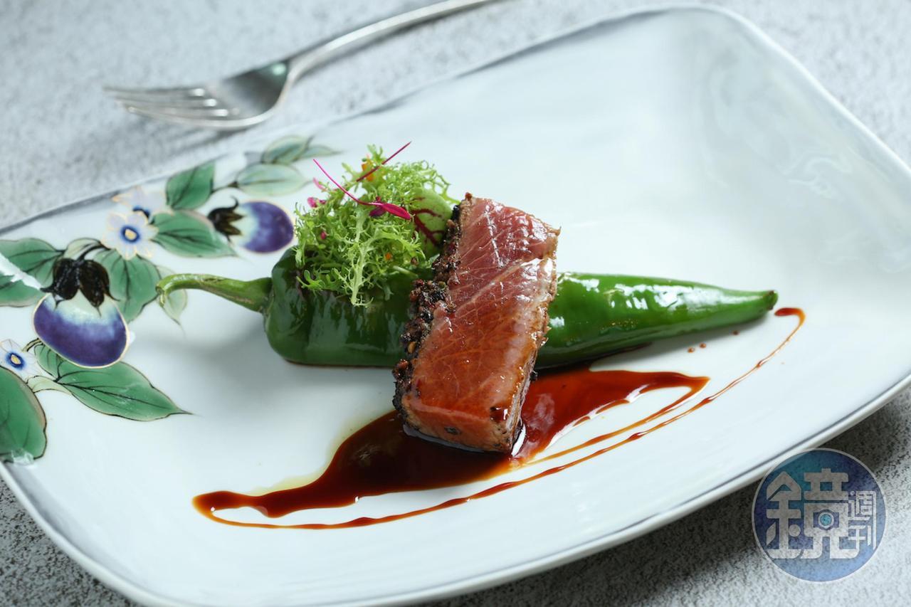 「東港鮪魚 綠角椒」覆蓋馬告、粉紅胡椒等香料，油潤辛香。（Ukai-tei鐵板燒，6,800元套餐菜色）