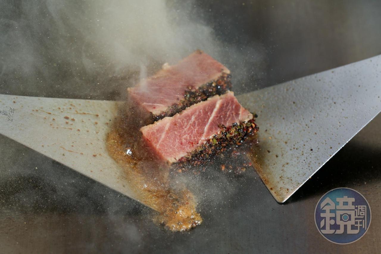 覆蓋研磨香料的鮪魚魚肉，在煎烤時手法要輕盈，才能保持香料完整。