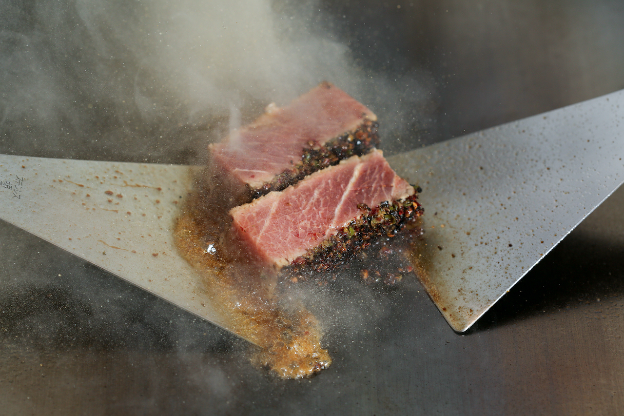 覆蓋研磨香料的鮪魚魚肉，在煎烤時手法要輕盈，才能保持香料完整。