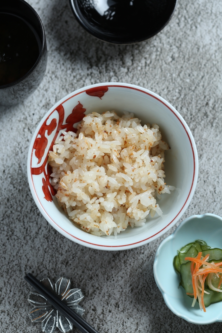 「蒜香炒飯」蒜香淡雅、米粒鬆綿。「晶英國際行館」董事長邵永添正是在日本吃過這一味，決心將全世界第一個榮獲米其林一星的鐵板燒餐廳引進高雄。（Ukai-tei鐵板燒，6,800元套餐菜色）