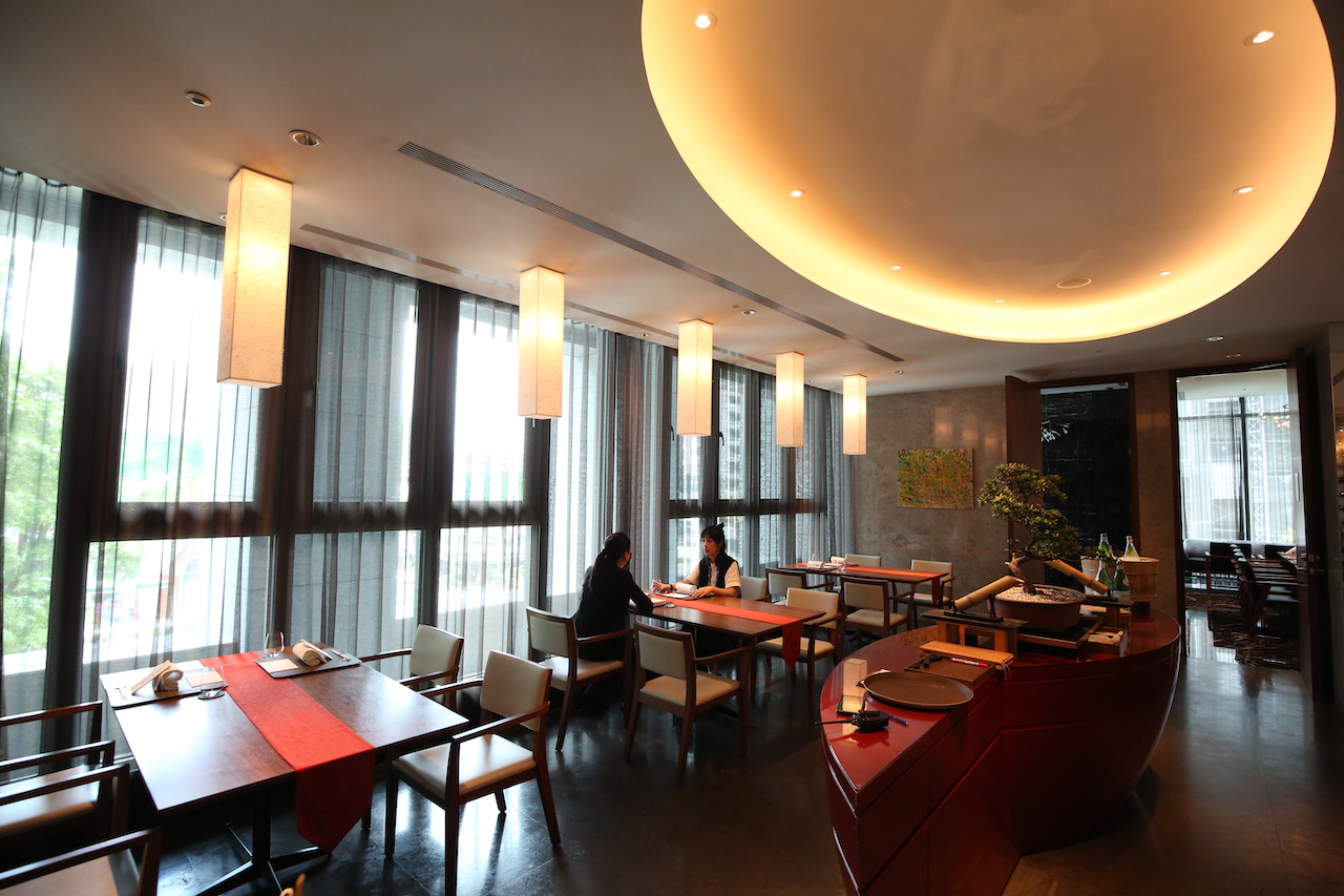 「Ukai Kaiseki 懷石」著重料理的展演概念及美感。