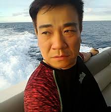 白雲早期曾是情色片男優,因表現優異還被加薪。(翻攝自白雲臉書)