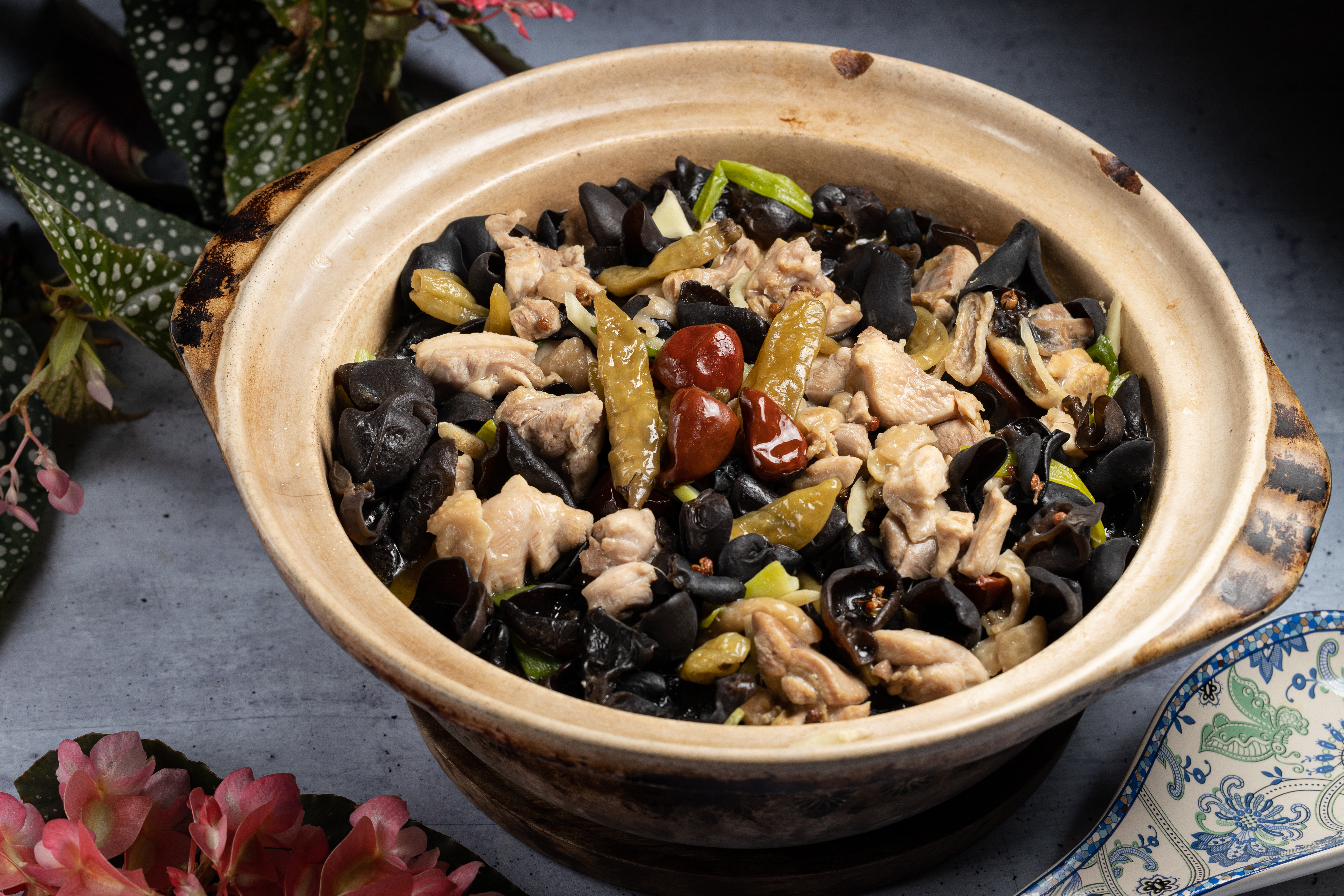 從永和「三分俗氣」學來的「雲耳泡椒雞」，泡椒酸香俱足，木耳爽脆，雞肉特別軟嫩。