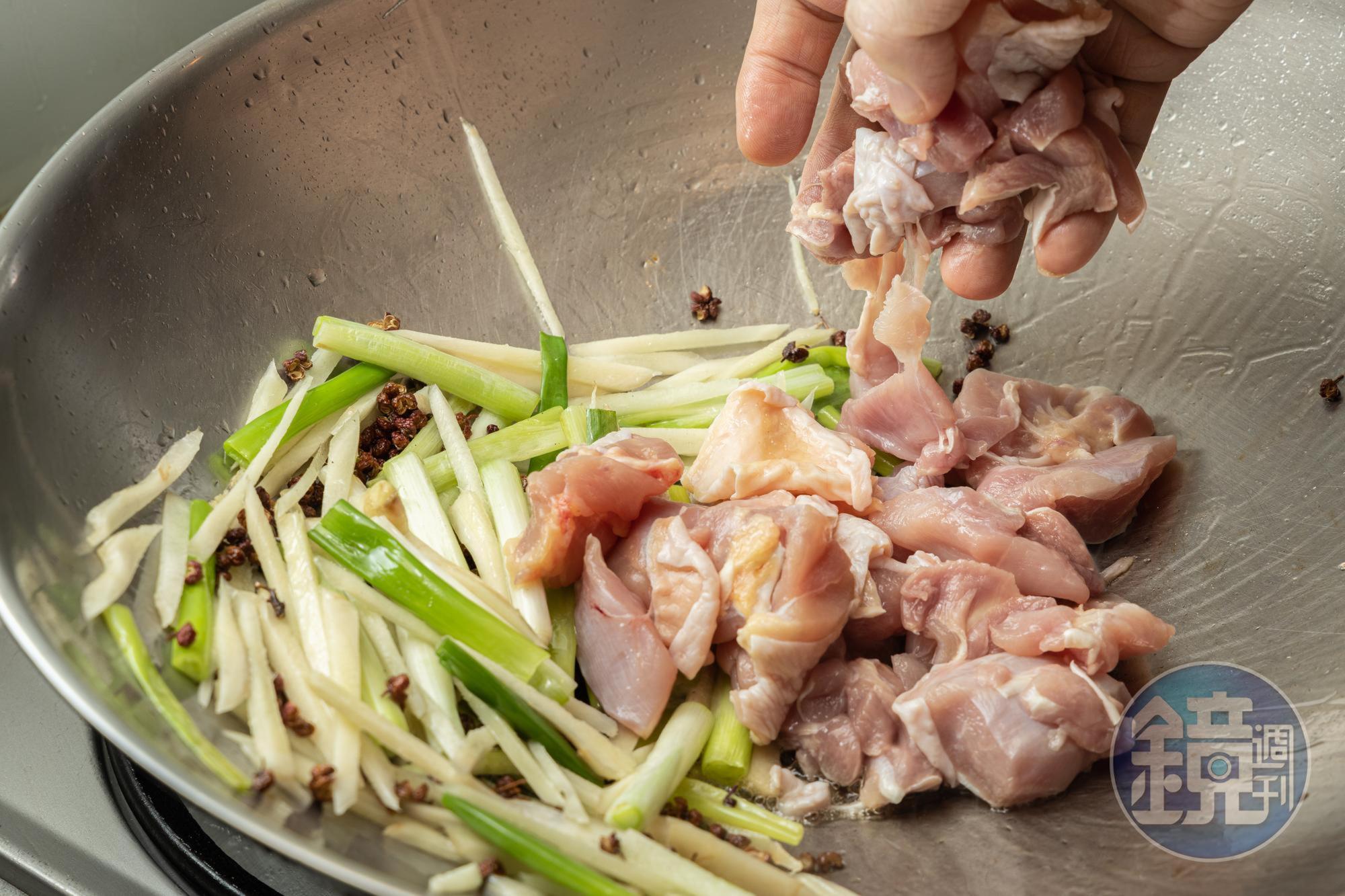下雞腿、炒雞肉。