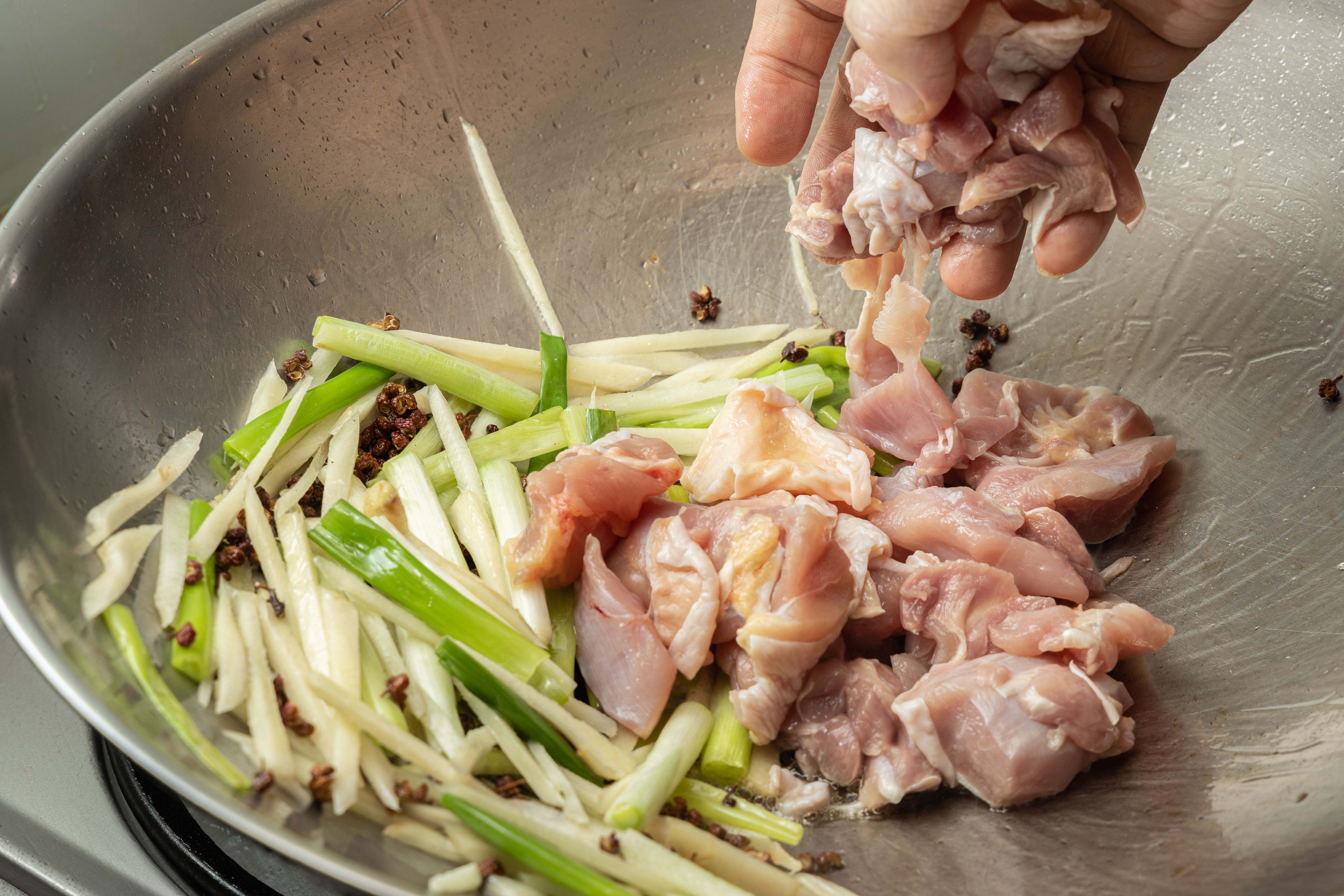 下雞腿、炒雞肉。