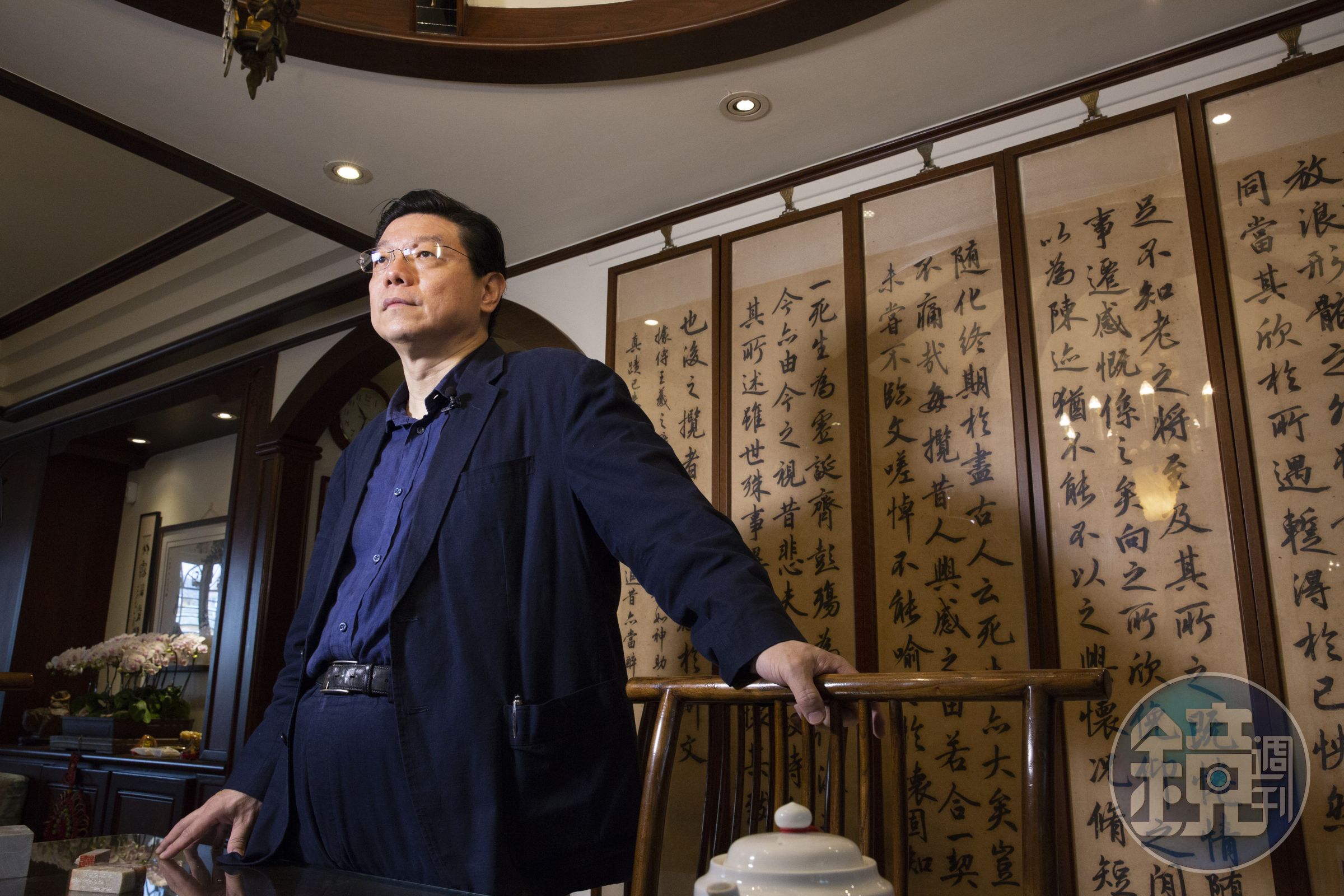 《鏡週刊》社長裴偉吃遍四方，也跟各方名廚學菜，最後融會貫通為自己的食譜，近年每個週末都在家做菜，現在也公開他的廚房筆記。（王漢順攝）