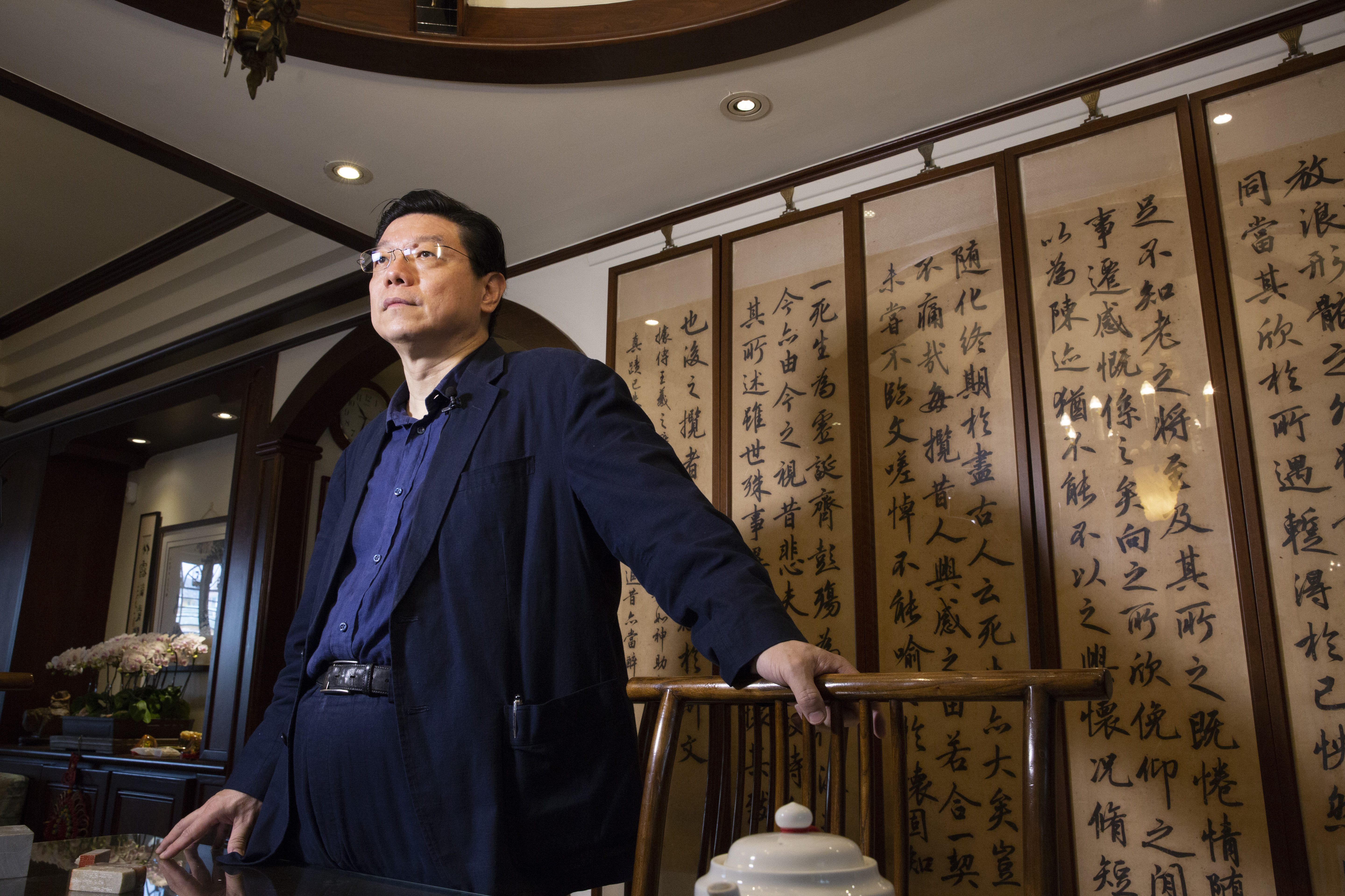 《鏡週刊》社長裴偉吃遍四方，也跟各方名廚學菜，最後融會貫通為自己的食譜，近年每個週末都在家做菜，現在也公開他的廚房筆記。（王漢順攝）