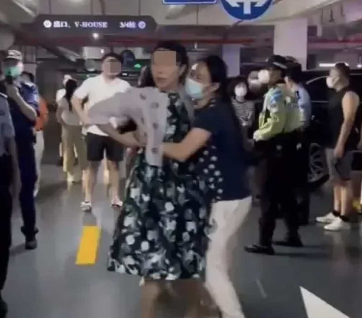 女子情緒相當激動，旁人更上前拉住她，阻止她做出危險舉動。（翻攝網易新聞）