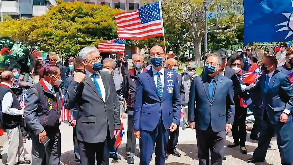 朱立倫2日啟動訪美行程，首站前往舊金山聖瑪麗公園，向國父銅像獻花致意。（朱立倫辦公室提供）