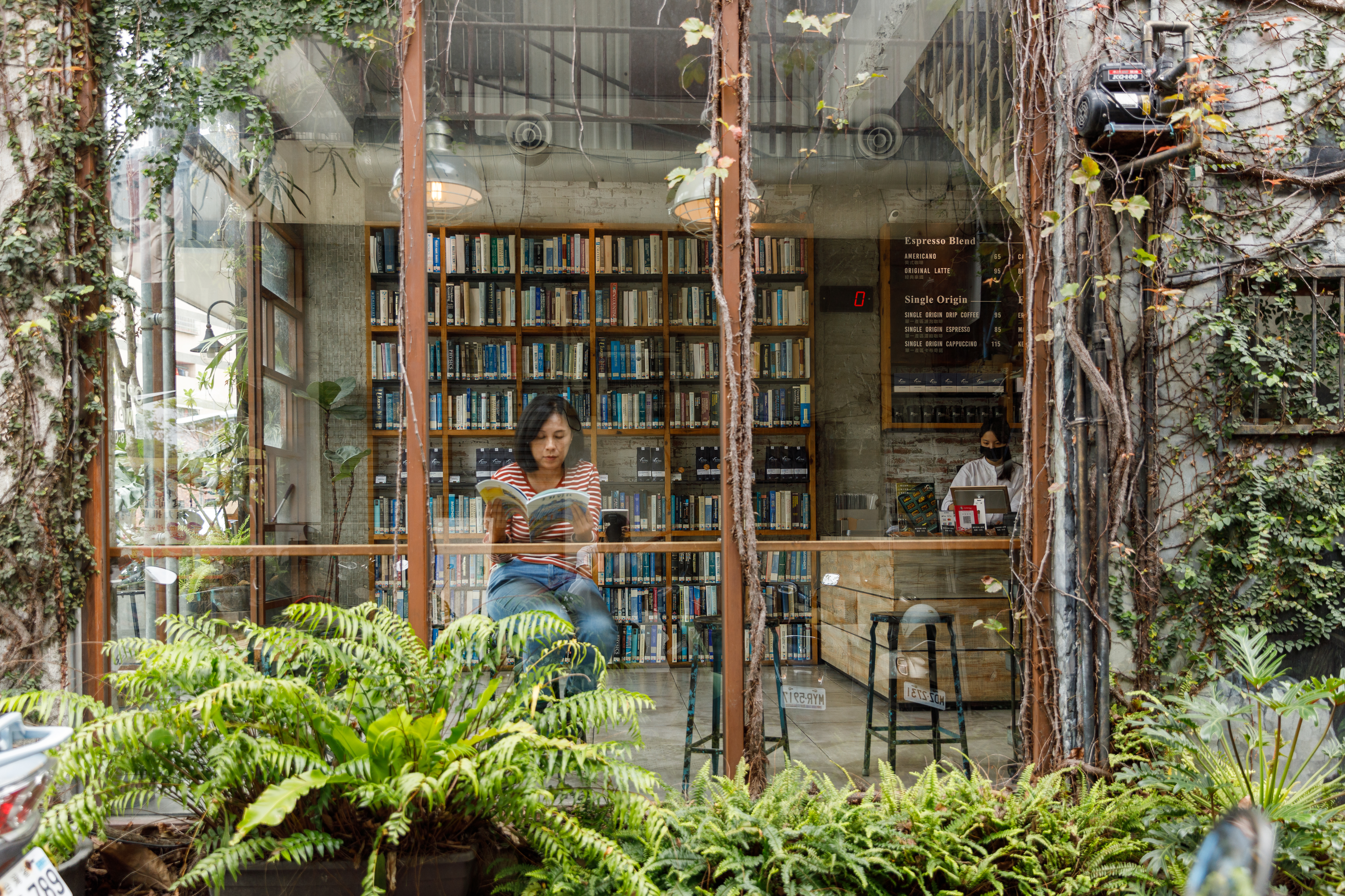 有著美麗窗景的「右舍咖啡」，堪稱彰化首家獨立咖啡館。