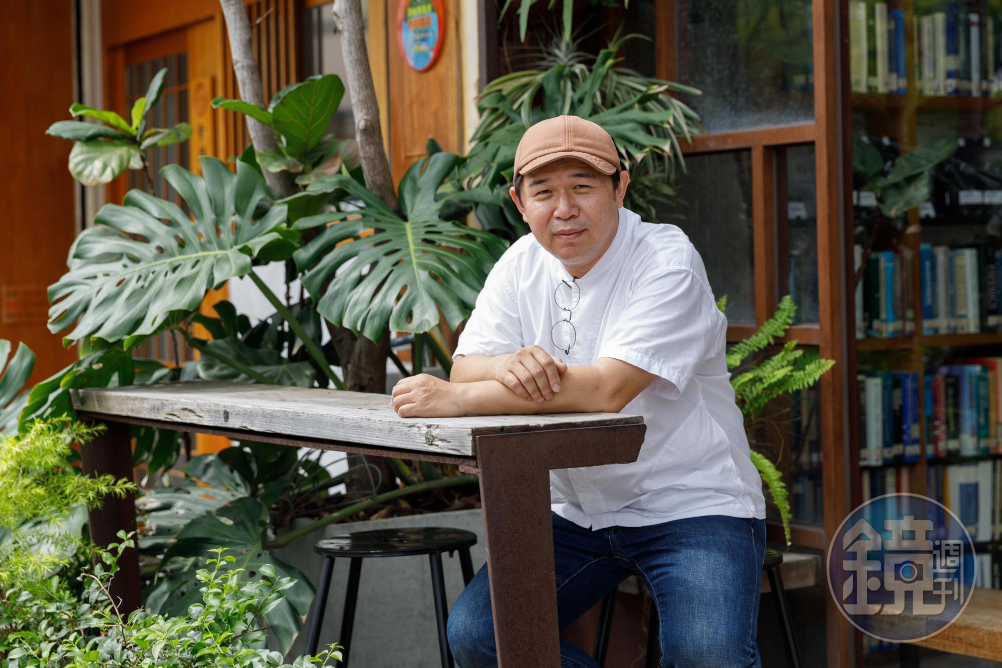 老闆林雅啟認為，咖啡館不只提供一杯好咖啡，也是在地社區的資訊交換中心。