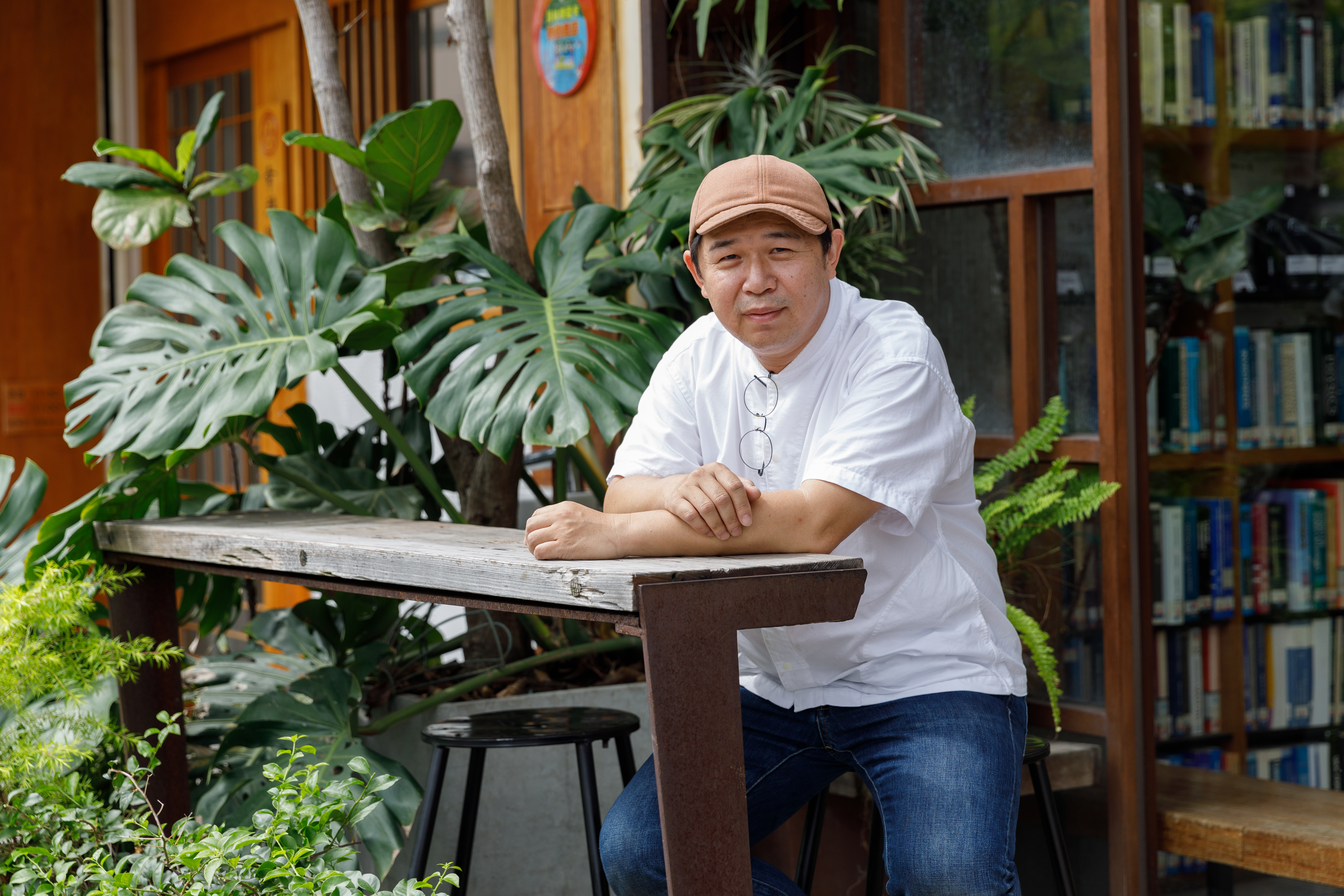 老闆林雅啟認為，咖啡館不只提供一杯好咖啡，也是在地社區的資訊交換中心。