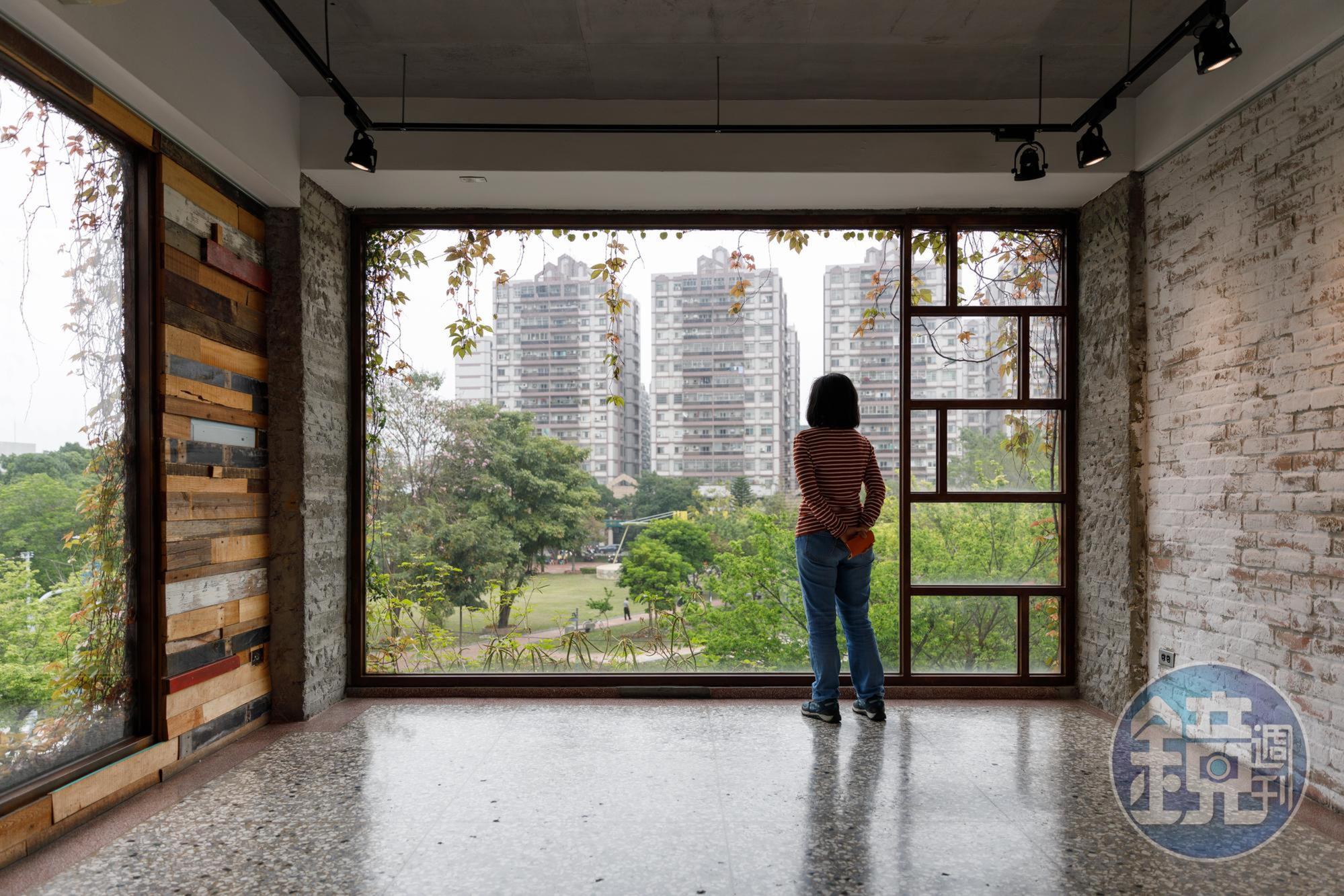 可飽覽員林公園景觀的咖啡館3樓，目前作為展覽空間使用。