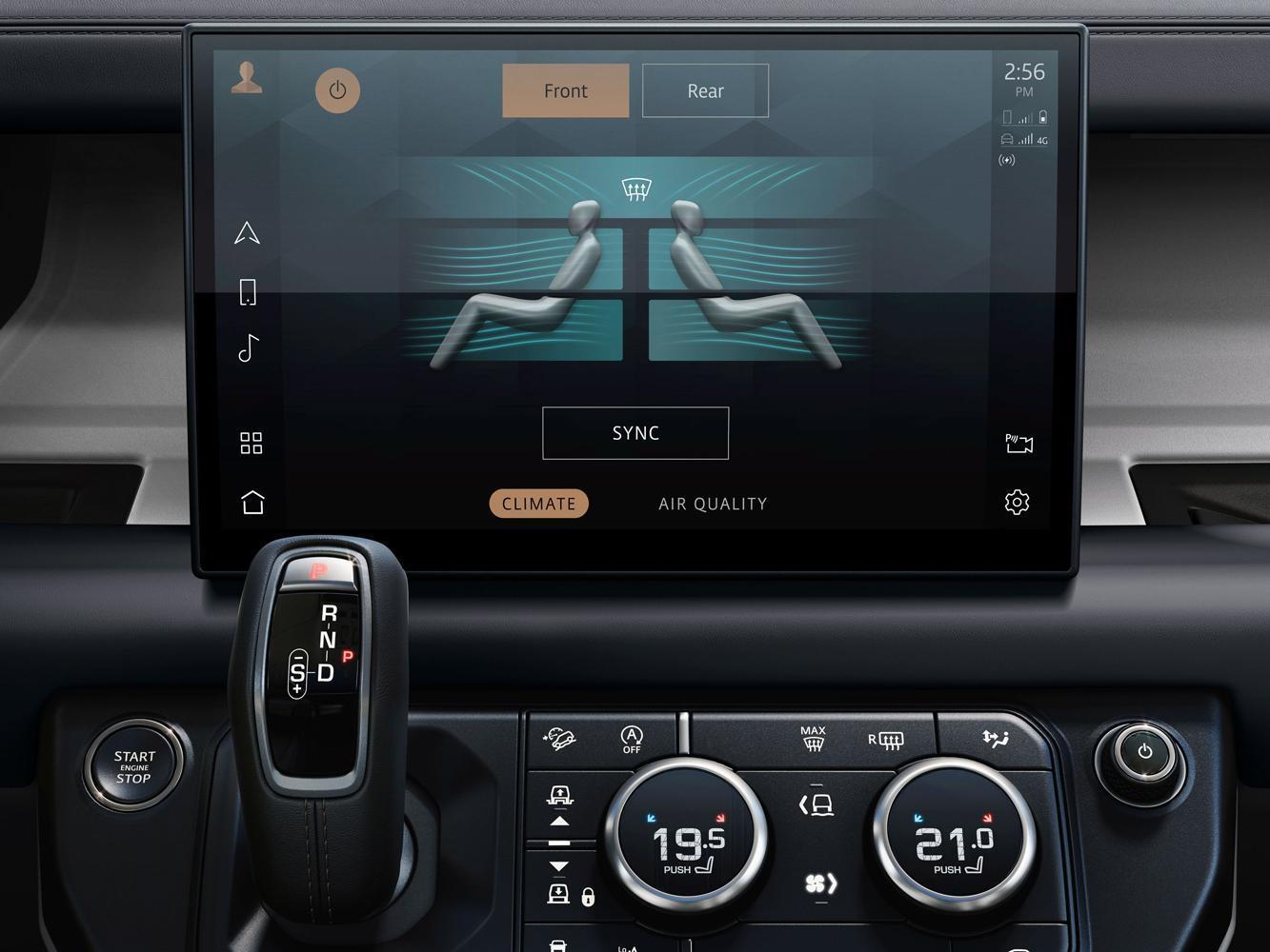 Land Rover Defender 130 搭載 11.4 英吋 Pivi Pro 觸控螢幕，並標配先進的 Cabin Air Purification Pro 進階負離子車艙空氣淨化系統使乘客享受更為純淨的車室空氣品質。