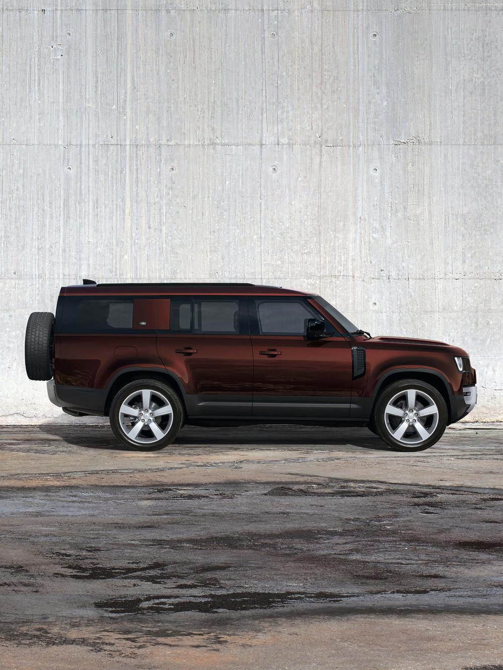 Land Rover Defender 130 全新專屬選配車色聖多納紅。