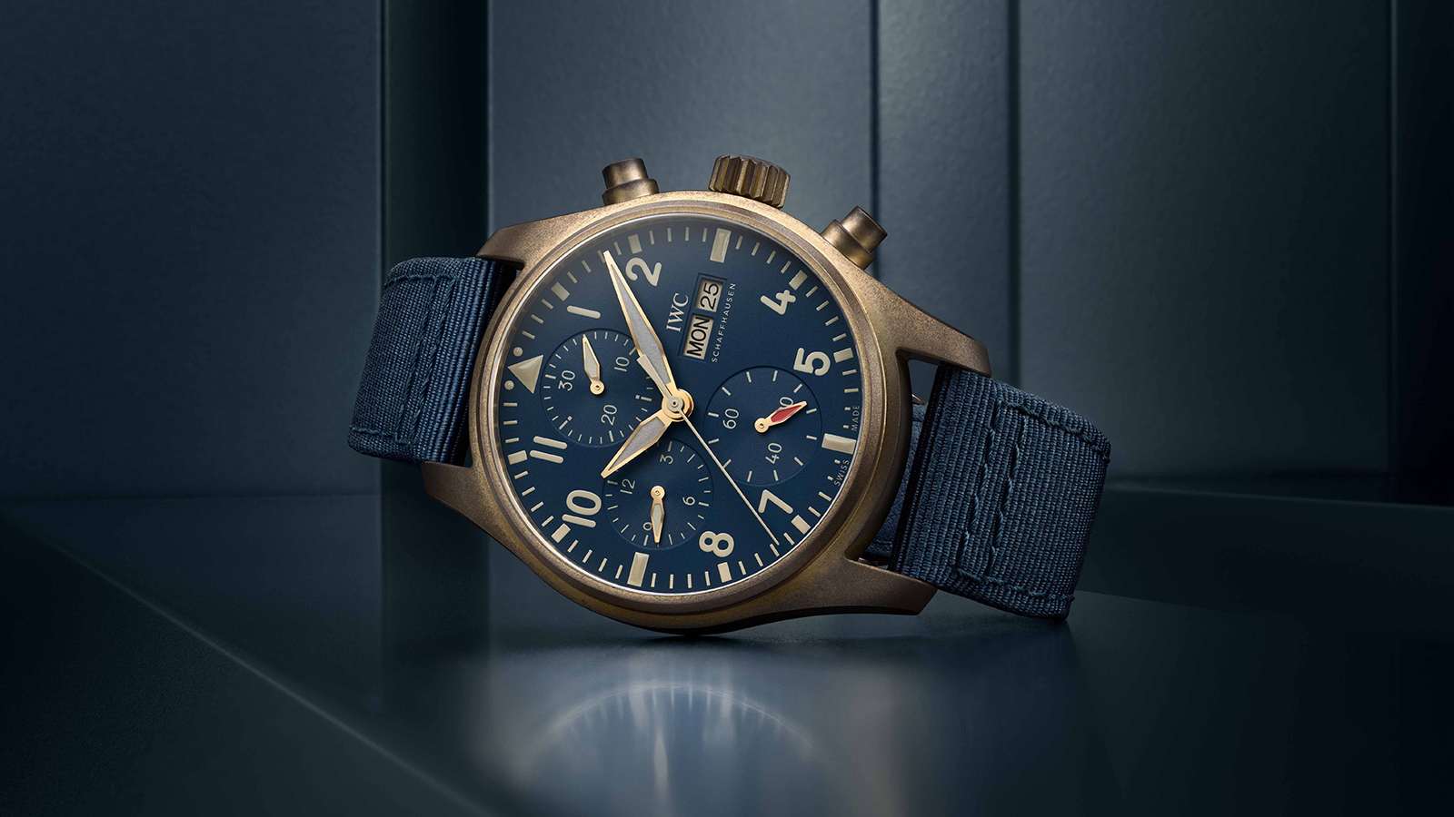 IWC Pilot Chronograph 41｜型號：IW388109／青銅錶殼／錶徑41mm／時、分、小秒、日期、星期指示、計時碼錶功能／69385自動上鍊機芯／動力儲存約46小時／防水約100米／參考售價NT$ 234,000