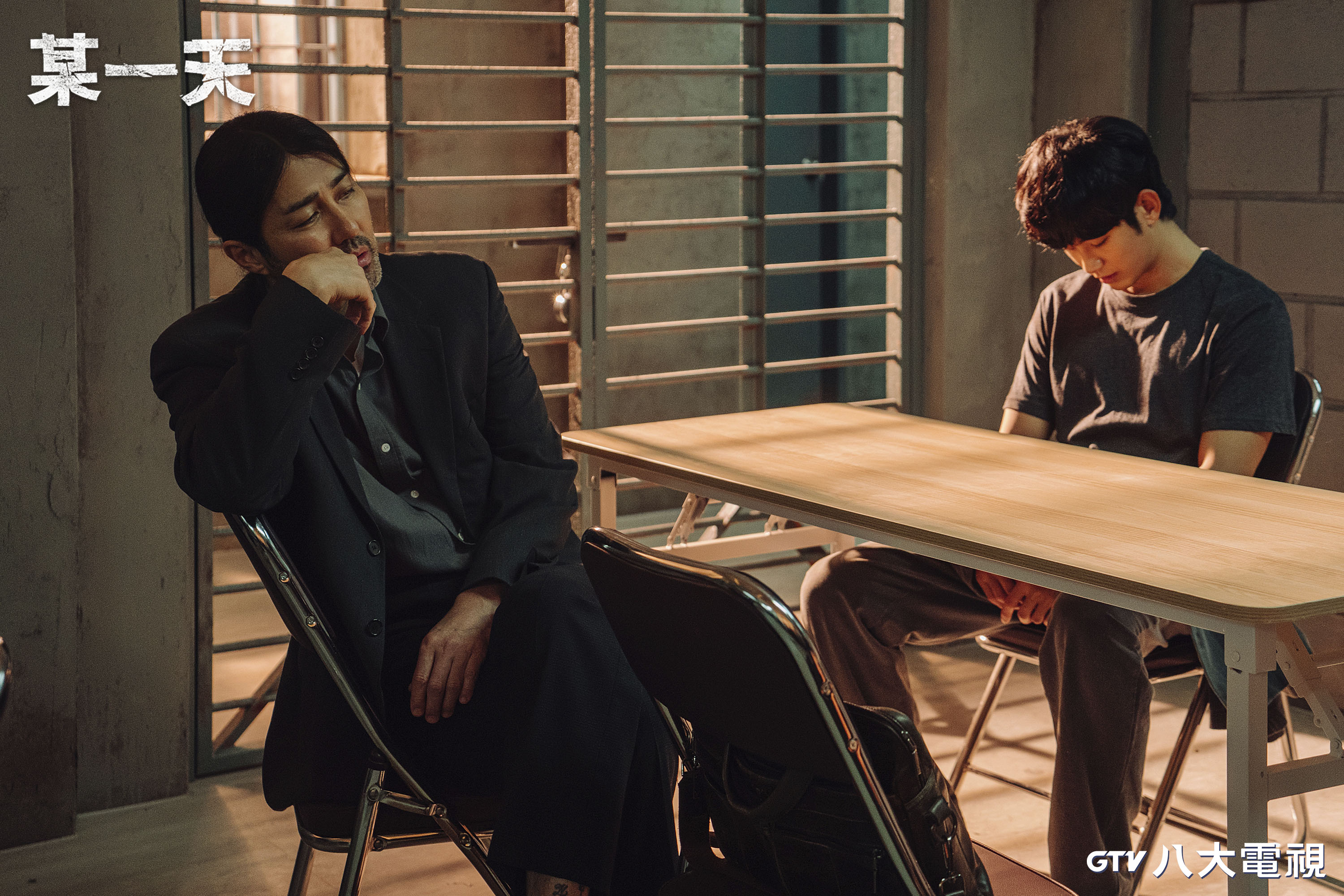 金秀賢（右）與車勝元主演《某一天》將於明（7日）在八大綜合台播出。（八大綜合台提供）