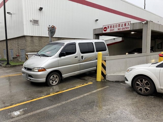 在停車場出口爆胎很糗嗎？因為地點是在好市多，讓網友直呼根本超幸運。（翻攝PTT）