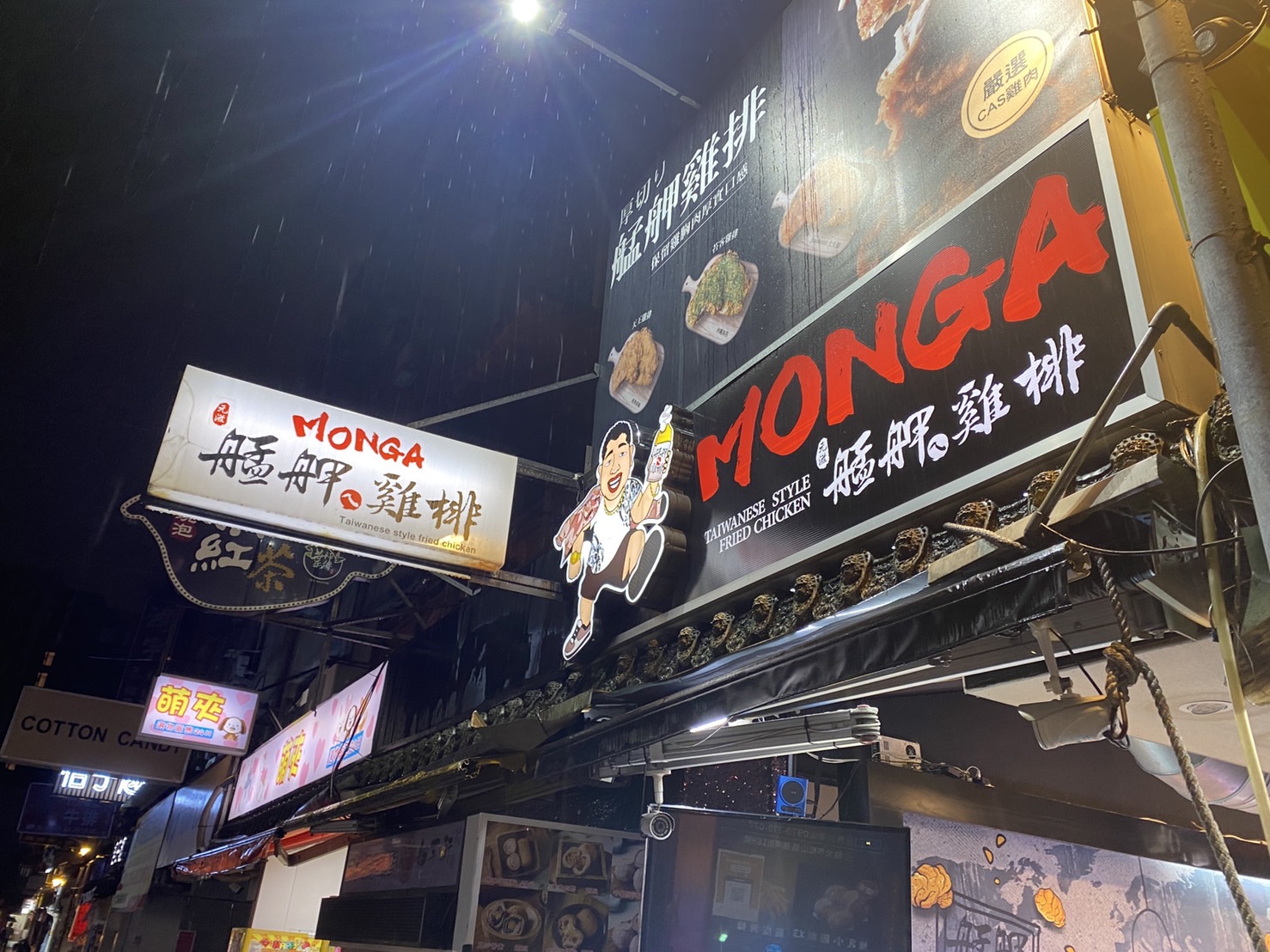 雖然NONO退出艋舺雞排經營，也停止授權使用肖像，部分分店仍未更換招牌外觀。（讀者提供）