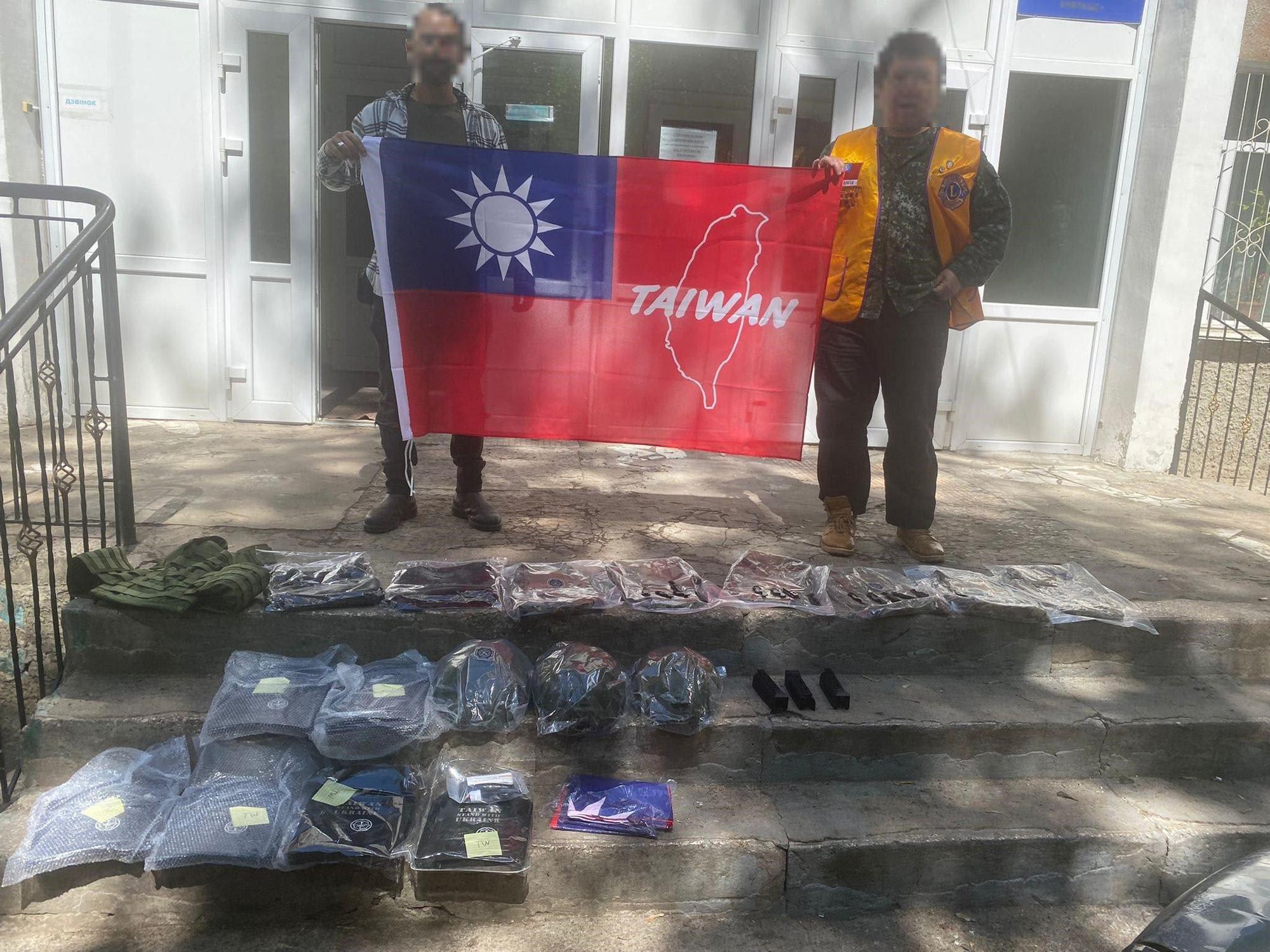烏克蘭人為感謝台灣提供軍援,高舉寫有「TAIWAN」的中華民國國旗。(翻攝自Ukraine+Taiwan Forum twitter)