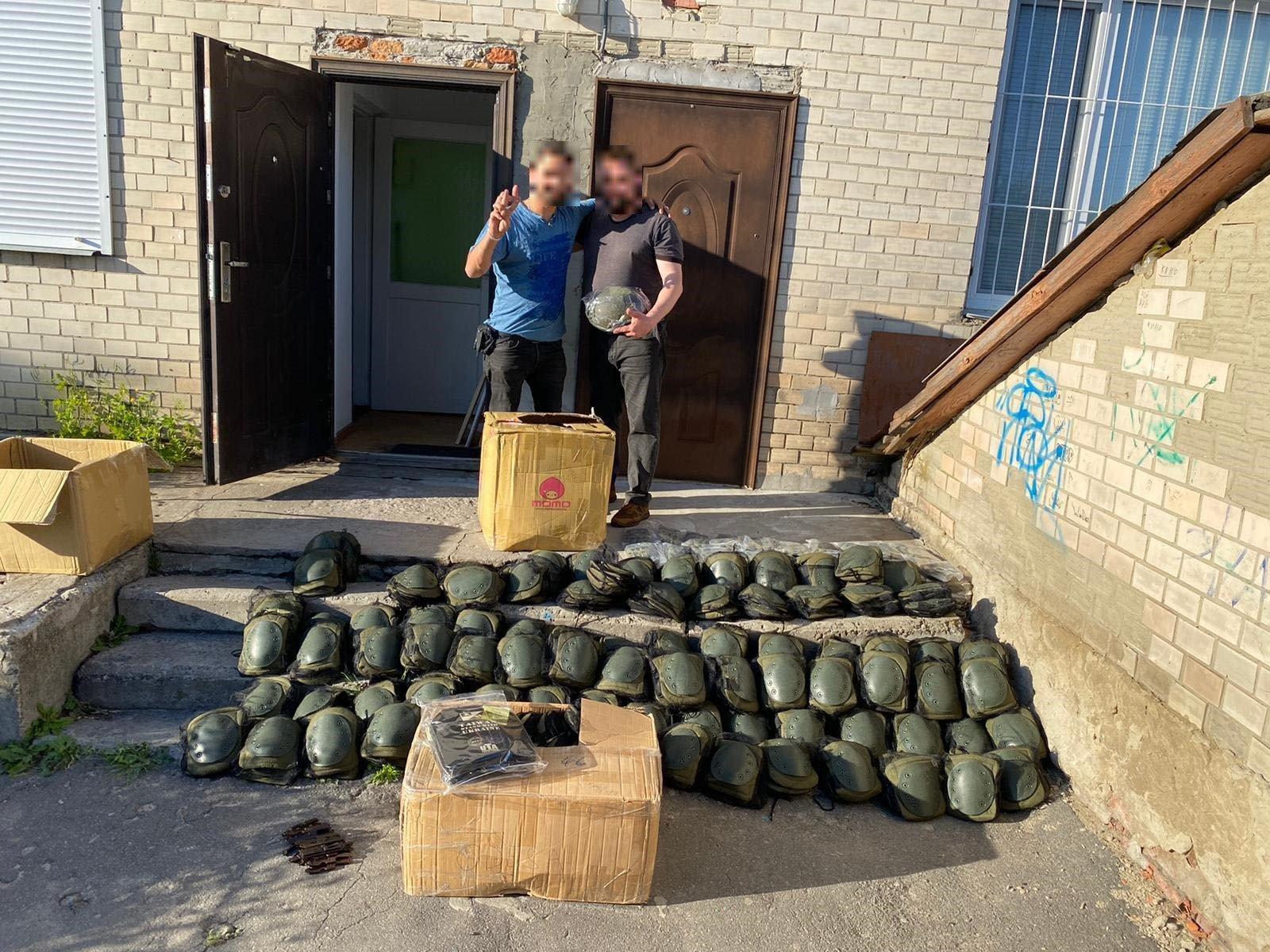 軍援物資後的紙箱上,竟然驚見MOMO購物網的商標。(翻攝自Ukraine+Taiwan Forum twitter)
