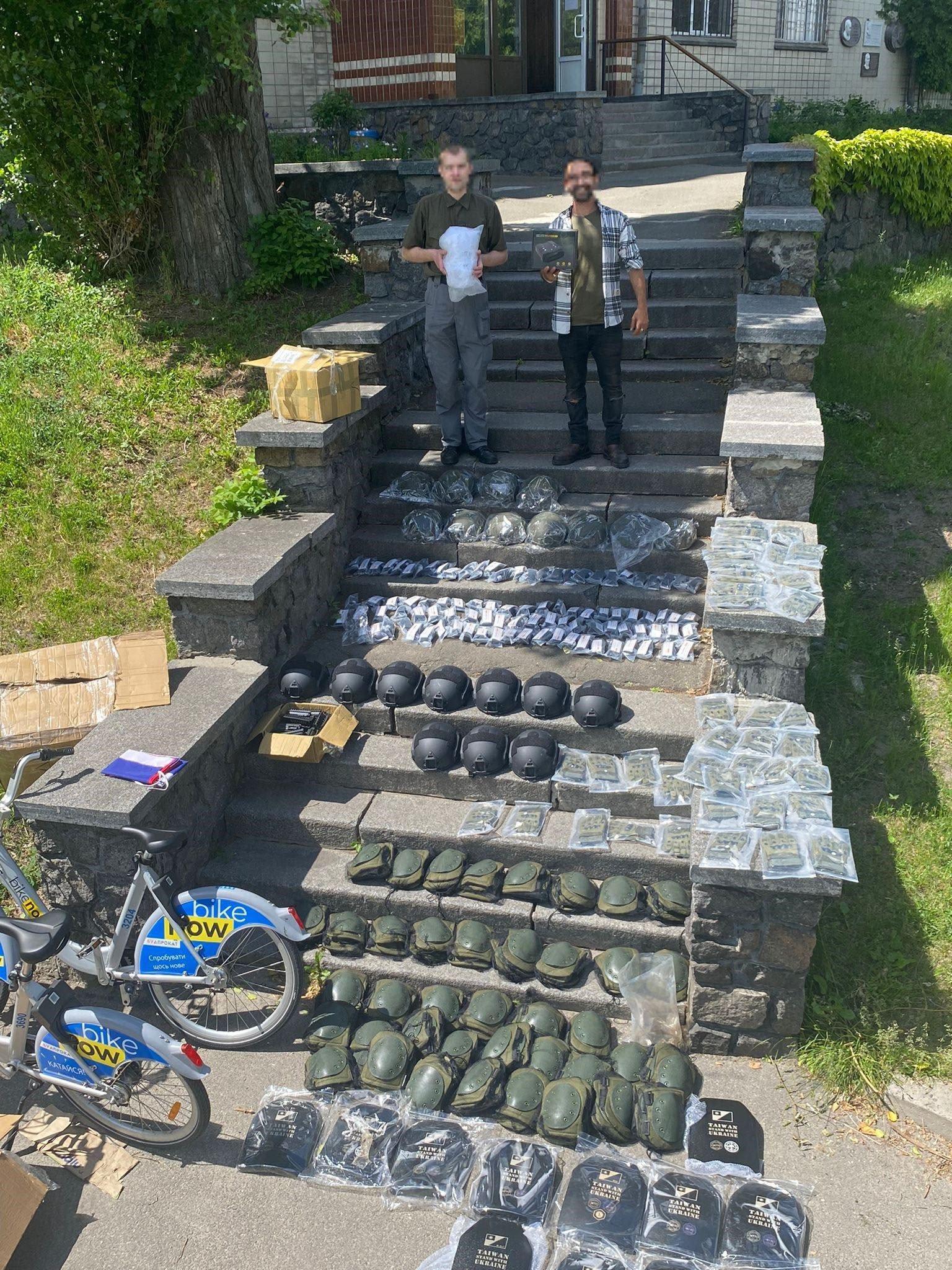 烏克蘭男子與台灣提供的軍事用品合照。(翻攝自Ukraine+Taiwan Forum twitter)