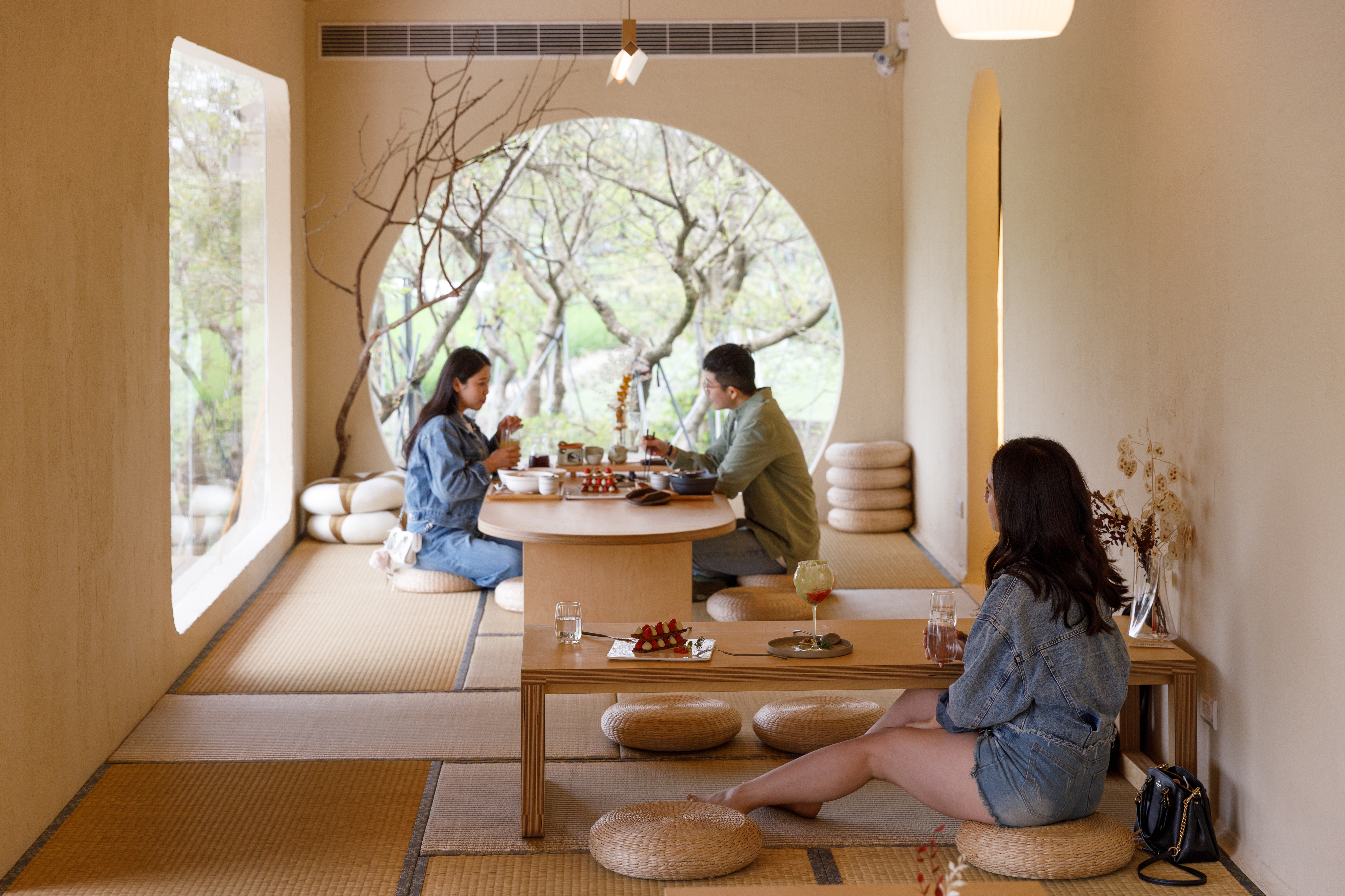 有大片窗景的榻榻米區日式禪意空間，是「透明空氣」最熱門的位置。