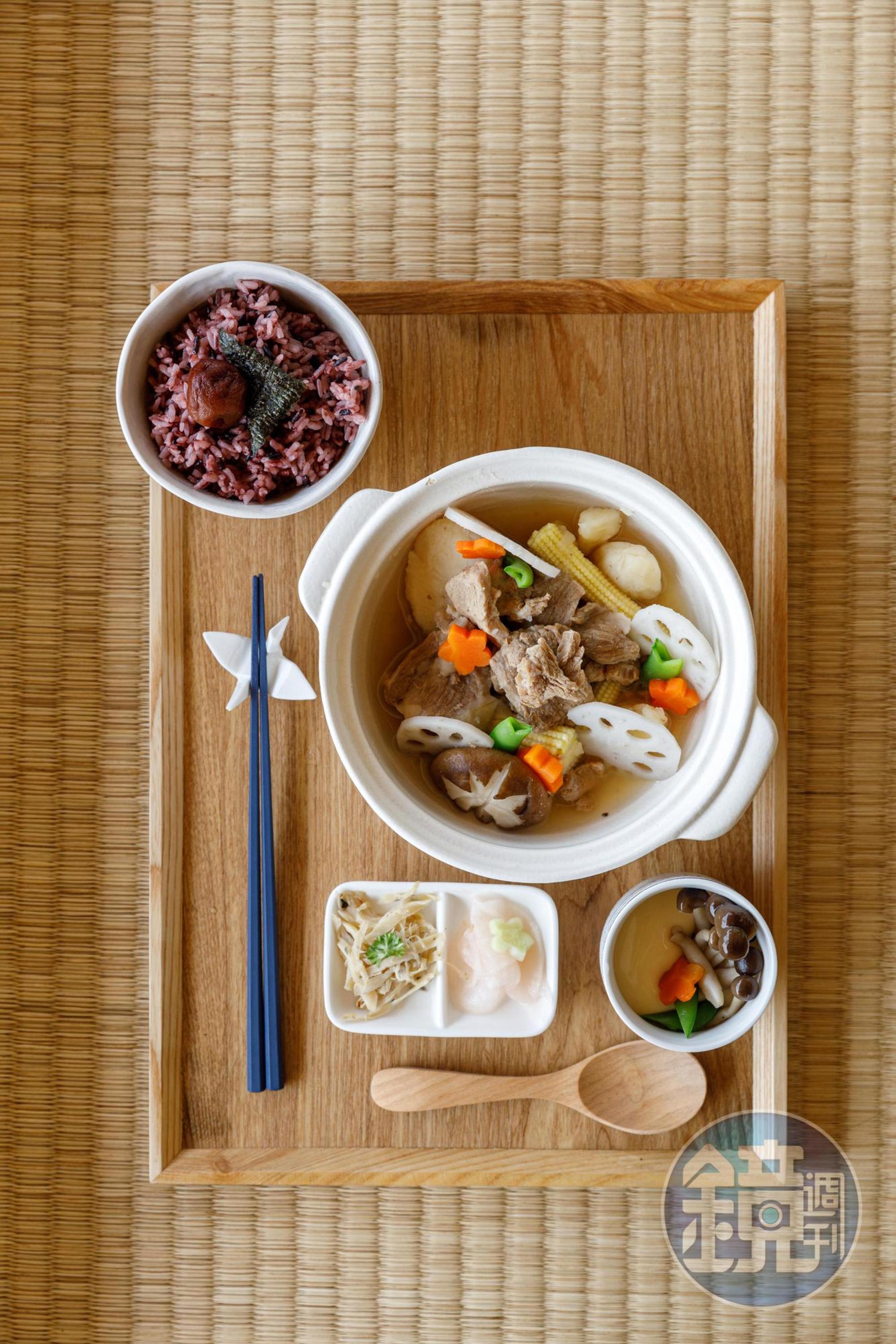 「和風馬鈴薯燉肉」搭配紫米梅子飯、醃漬小菜和茶碗蒸,美味爽口。(340元/份)