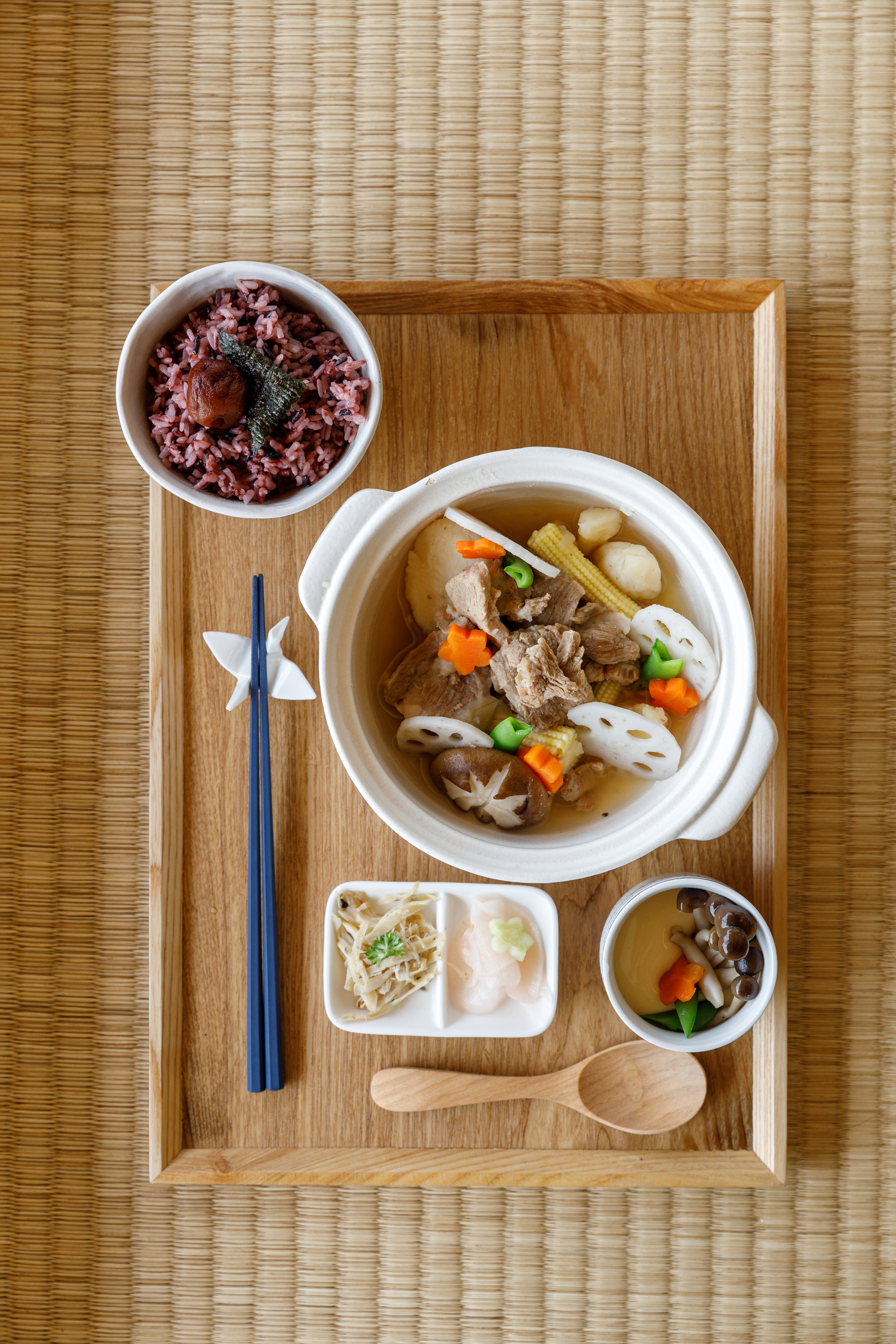 「和風馬鈴薯燉肉」搭配紫米梅子飯、醃漬小菜和茶碗蒸，美味爽口。（340元／份）