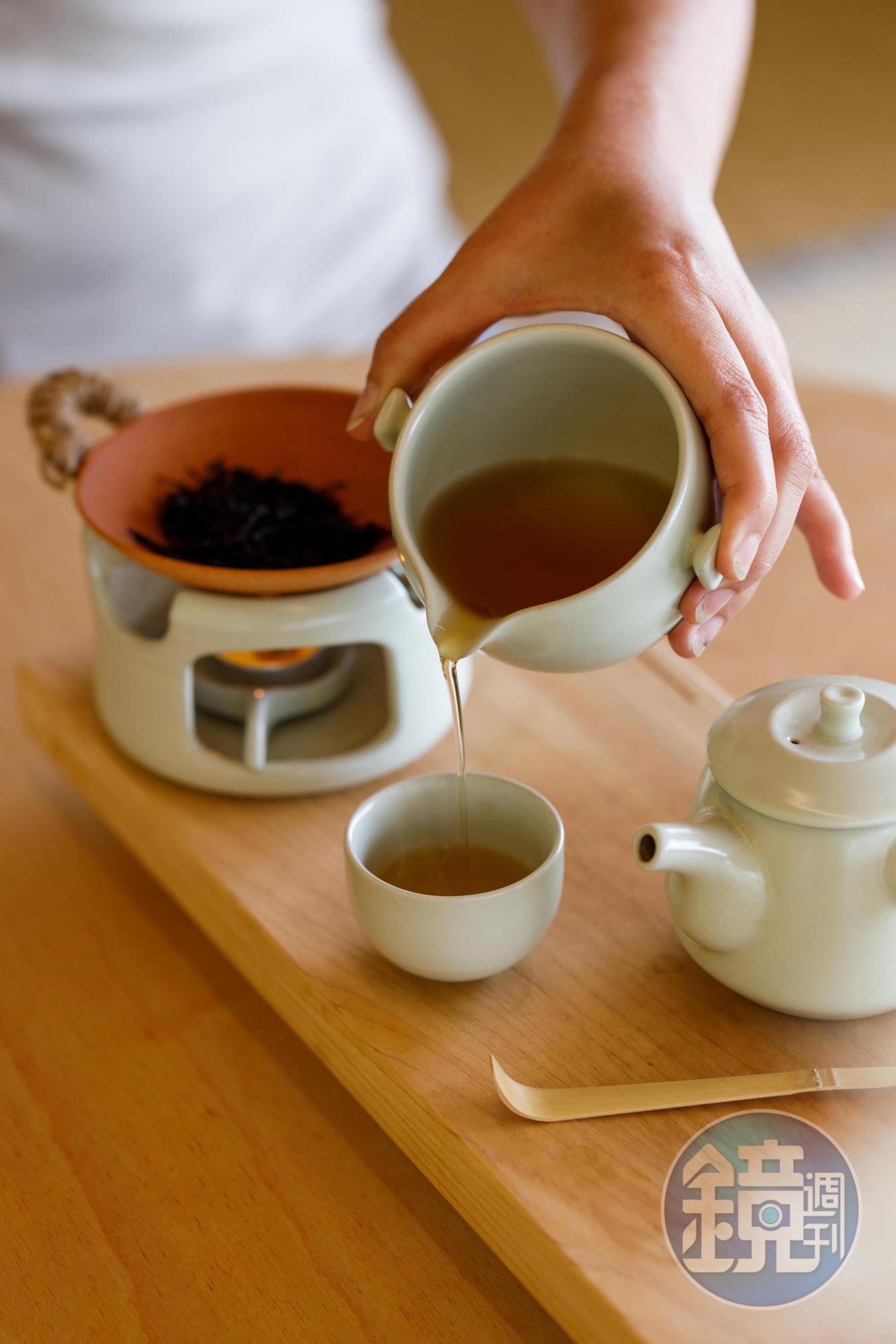 經長時間萎凋、發酵的紅烏龍「鹿谷紅」,泡茶前先用小缽烘焙出茶香,沖泡後更顯甘醇茶韻。(240元/壺)