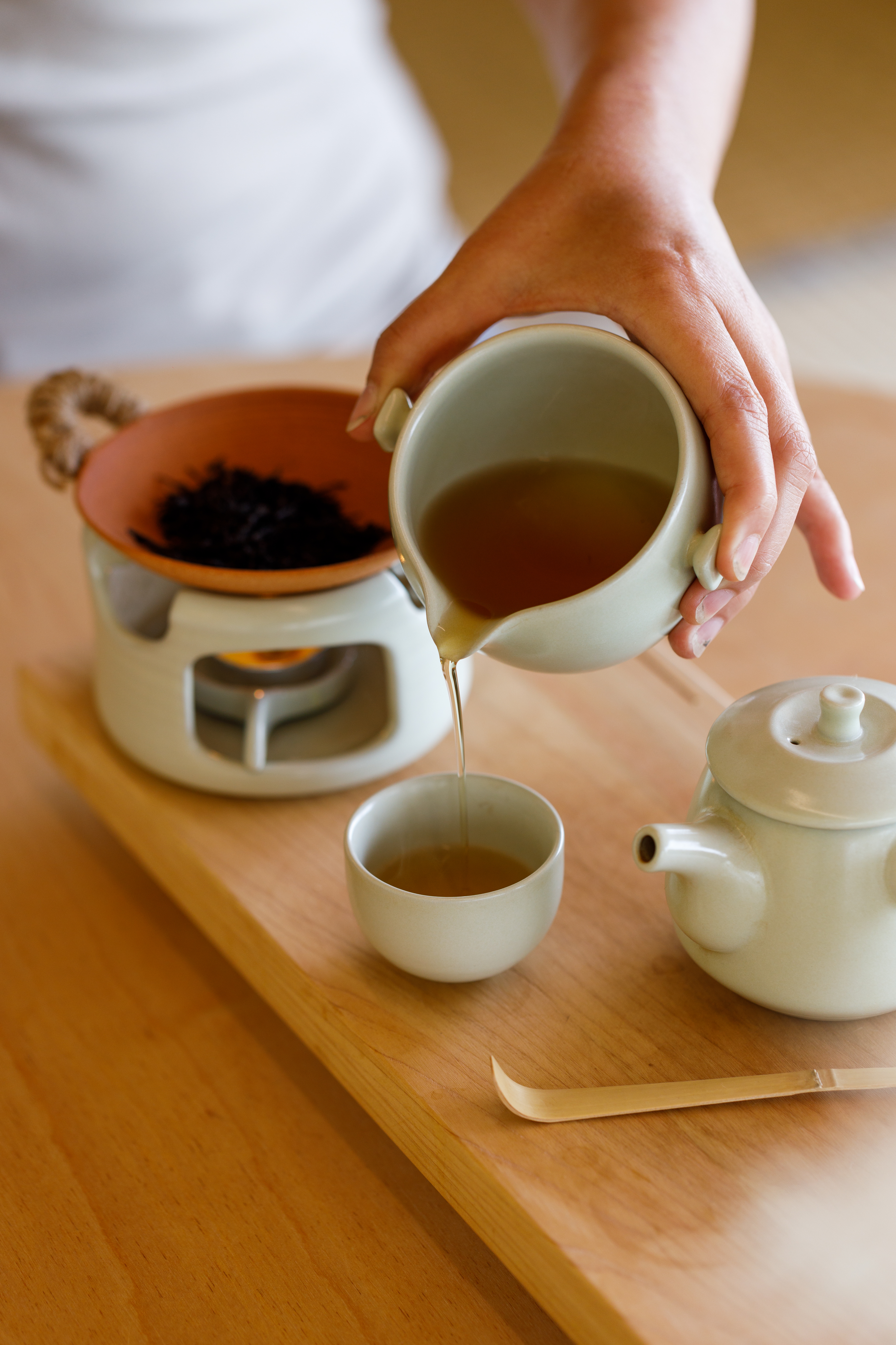經長時間萎凋、發酵的紅烏龍「鹿谷紅」，泡茶前先用小缽烘焙出茶香，沖泡後更顯甘醇茶韻。（240元／壺）