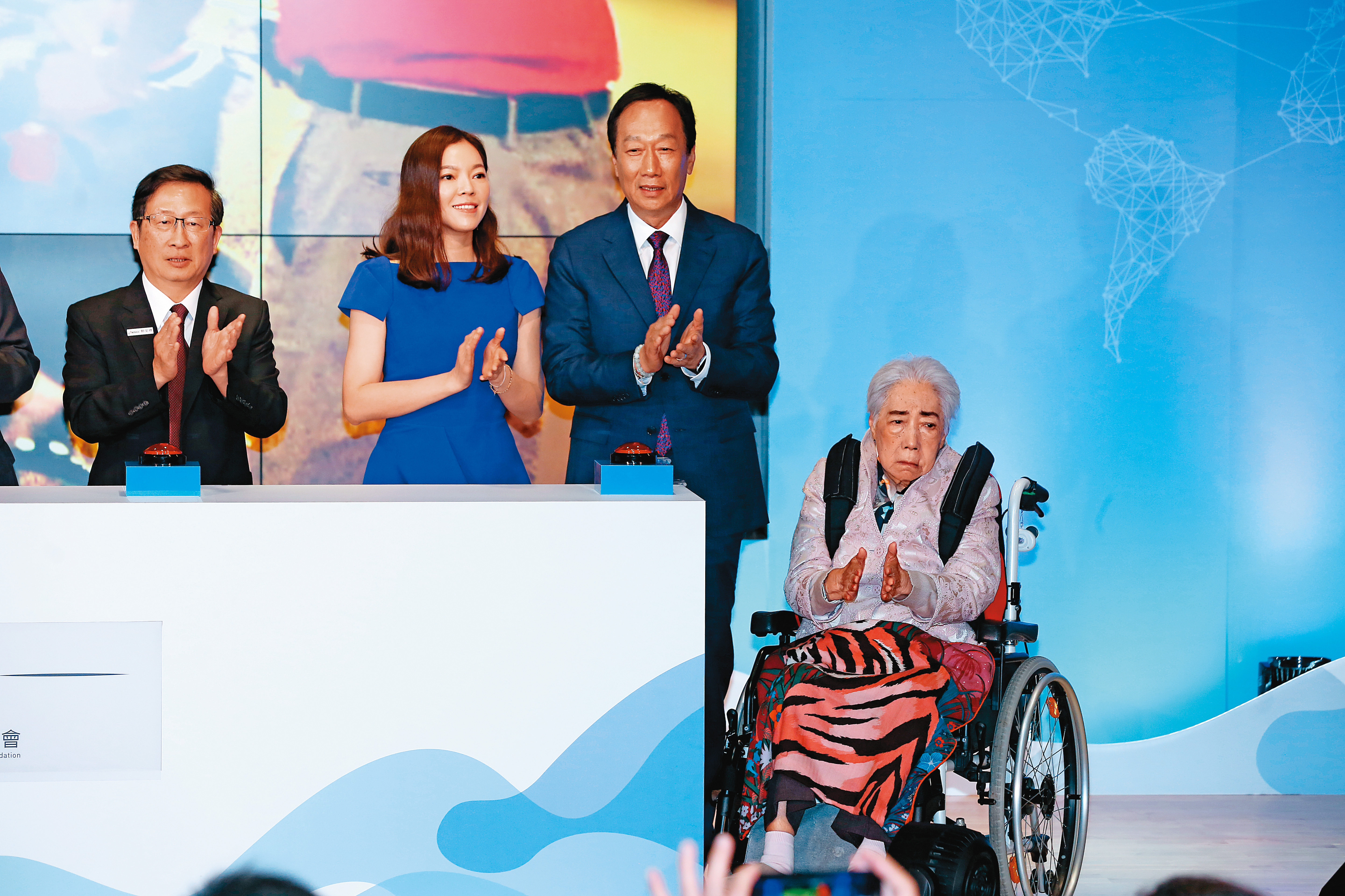 郭台銘歷經妻子、弟弟癌逝，捐助台大力挺細胞治療與癌症研究。