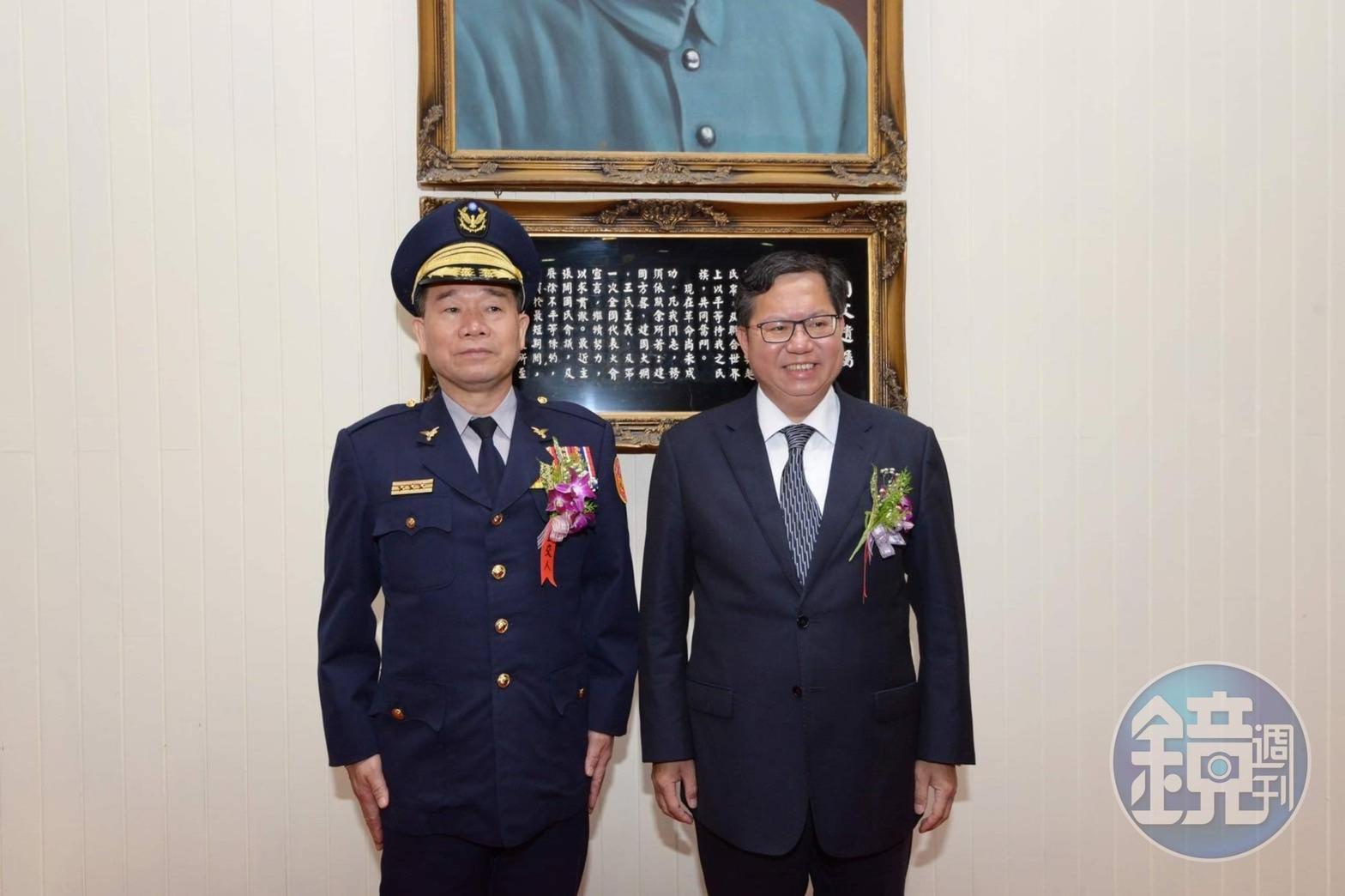 桃警局長陳國進(左)屆齡退休,鄭文燦(右)主持交接典禮。(讀者提供)