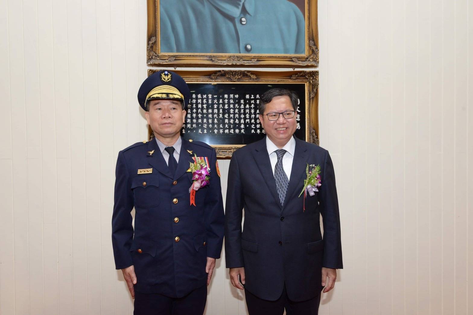 桃警局長陳國進（左）屆齡退休，鄭文燦（右）主持交接典禮。（讀者提供）