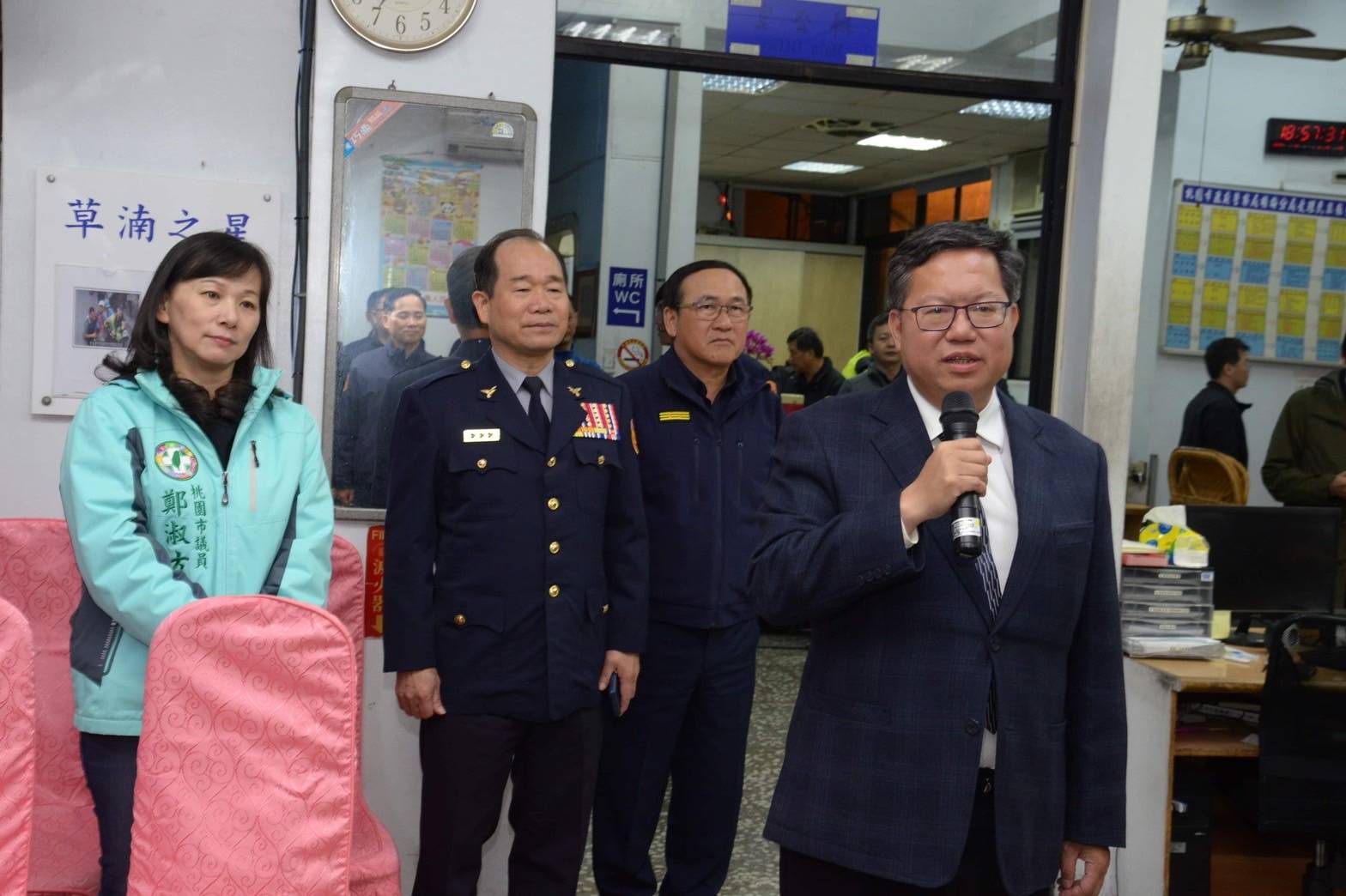 鄭文燦（右1）大讚陳國進（左2）任期內，讓桃園的治安、交通、協勤等指標都名列前茅。（讀者提供）