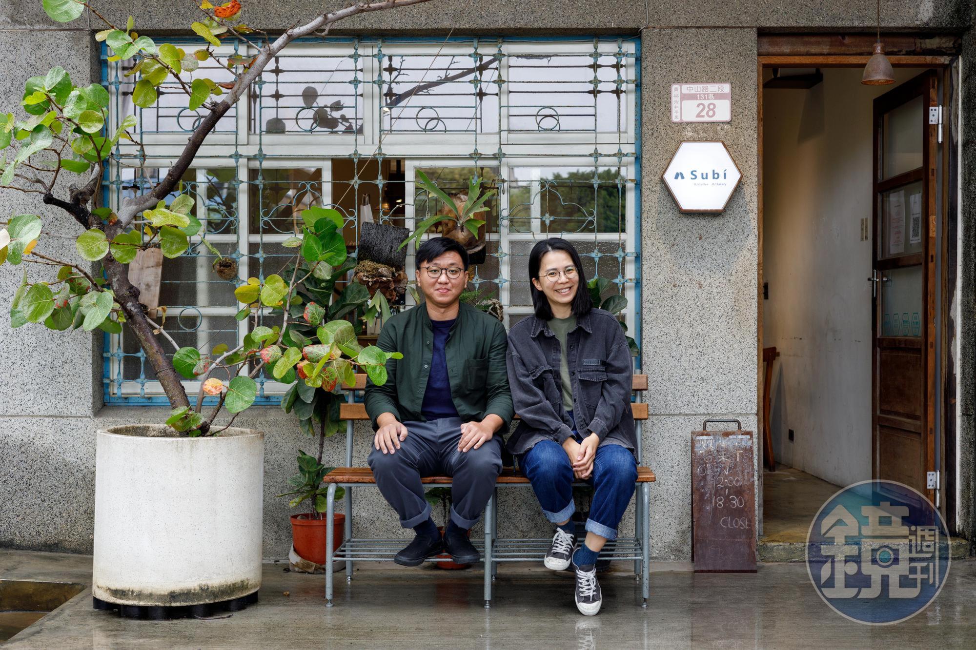 先生黃聖雄（左）負責咖啡，太太蘇湘晴（右）則專心於甜點製作，兩人合力打造「Subi coffee & bakery」。
