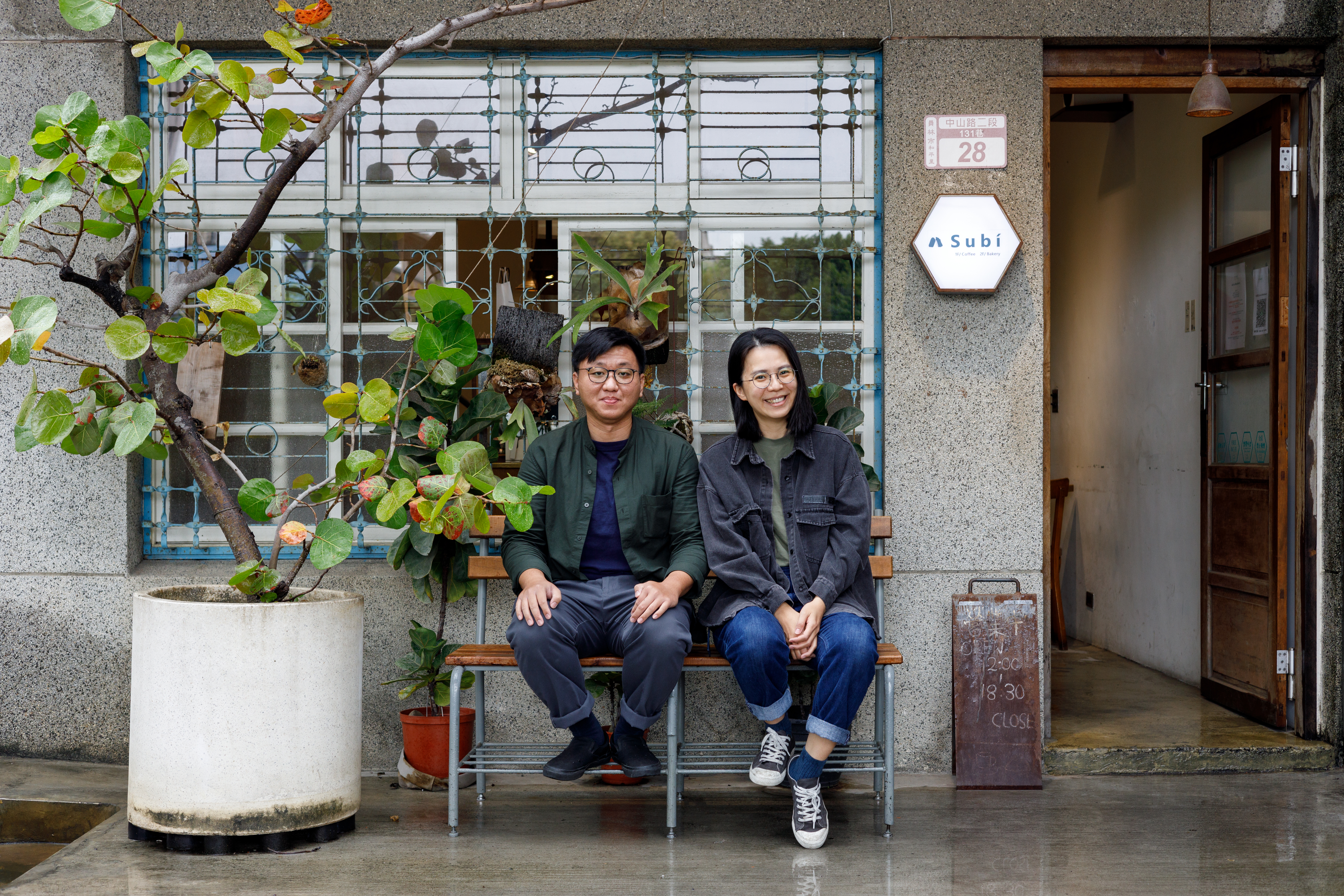 先生黃聖雄（左）負責咖啡，太太蘇湘晴（右）則專心於甜點製作，兩人合力打造「Subi coffee & bakery」。