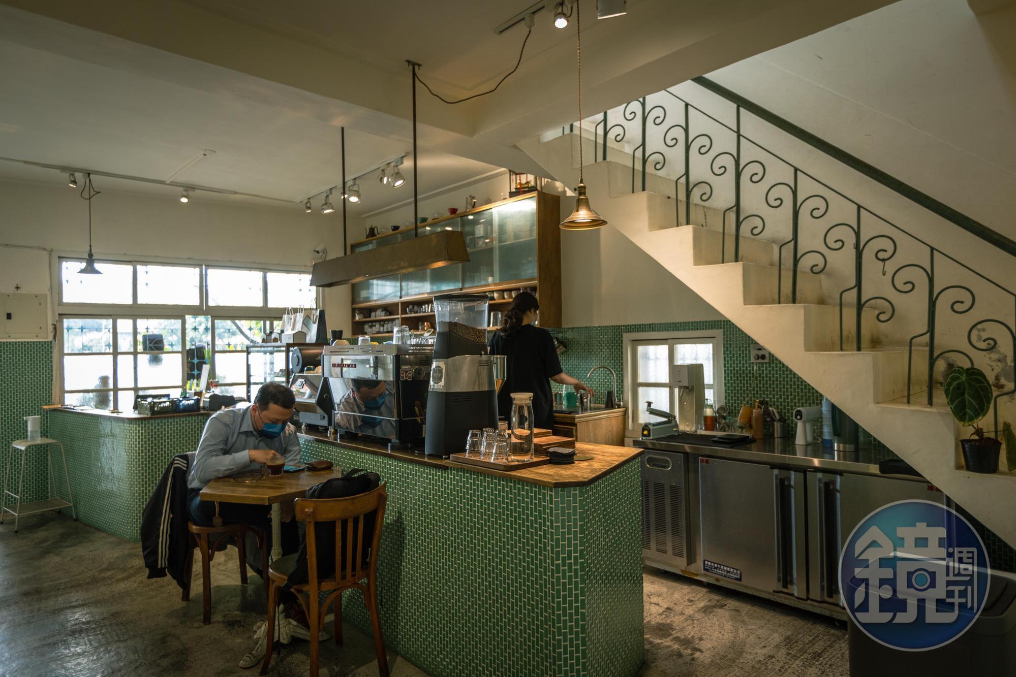 復古翠綠磁磚、雕花扶手樓梯，「Subi coffee & bakery」給人一種舒適恬靜的老屋氛圍。