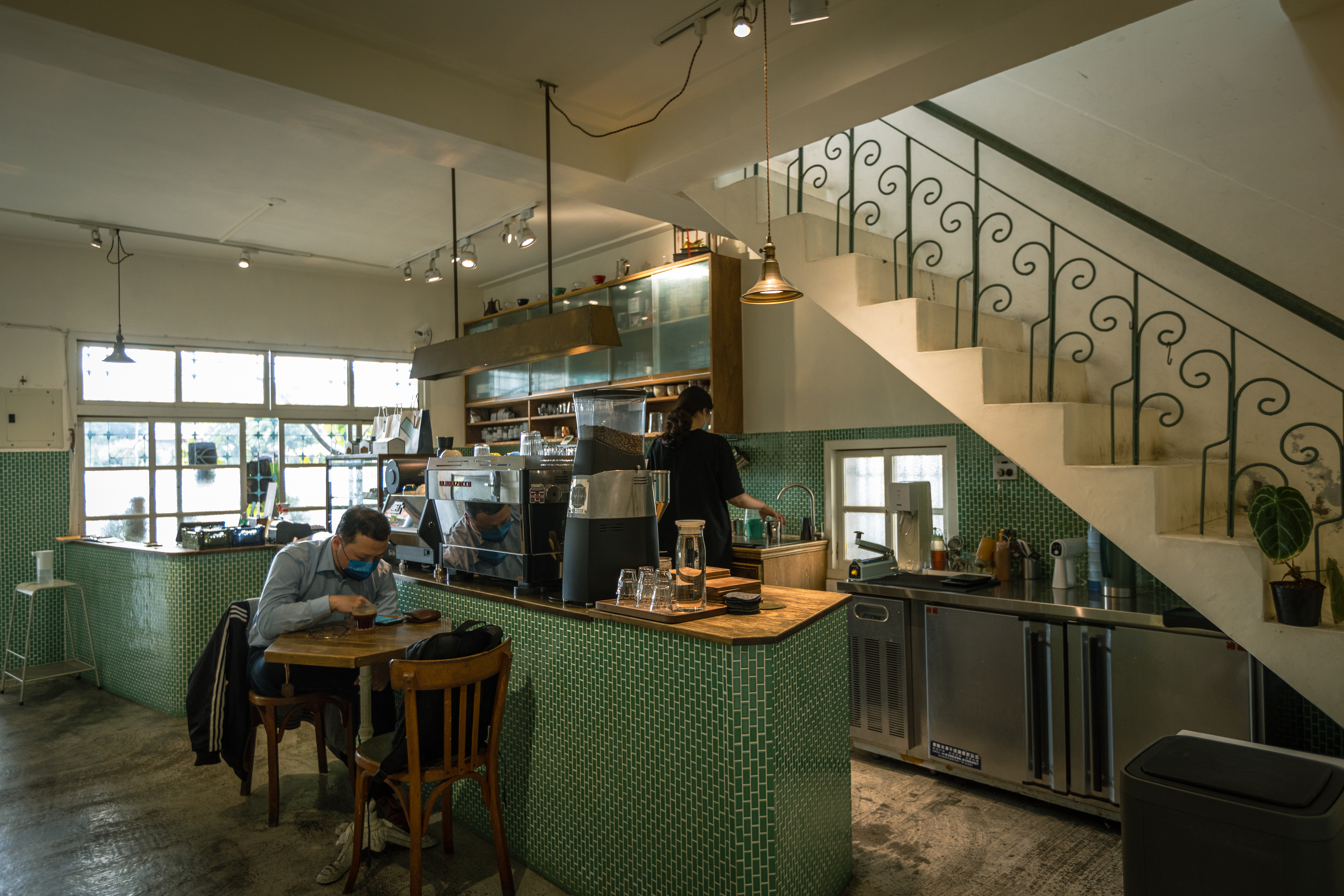 復古翠綠磁磚、雕花扶手樓梯，「Subi coffee & bakery」給人一種舒適恬靜的老屋氛圍。