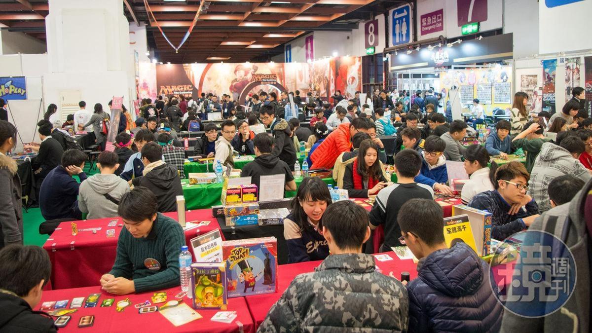 疫情影響實體活動,衝擊桌遊產業。圖為2017年台北國際電玩展桌遊展區的交流盛況。