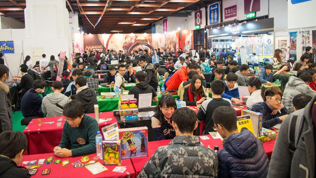 疫情影響實體活動，衝擊桌遊產業。圖為2017年台北國際電玩展桌遊展區的交流盛況。