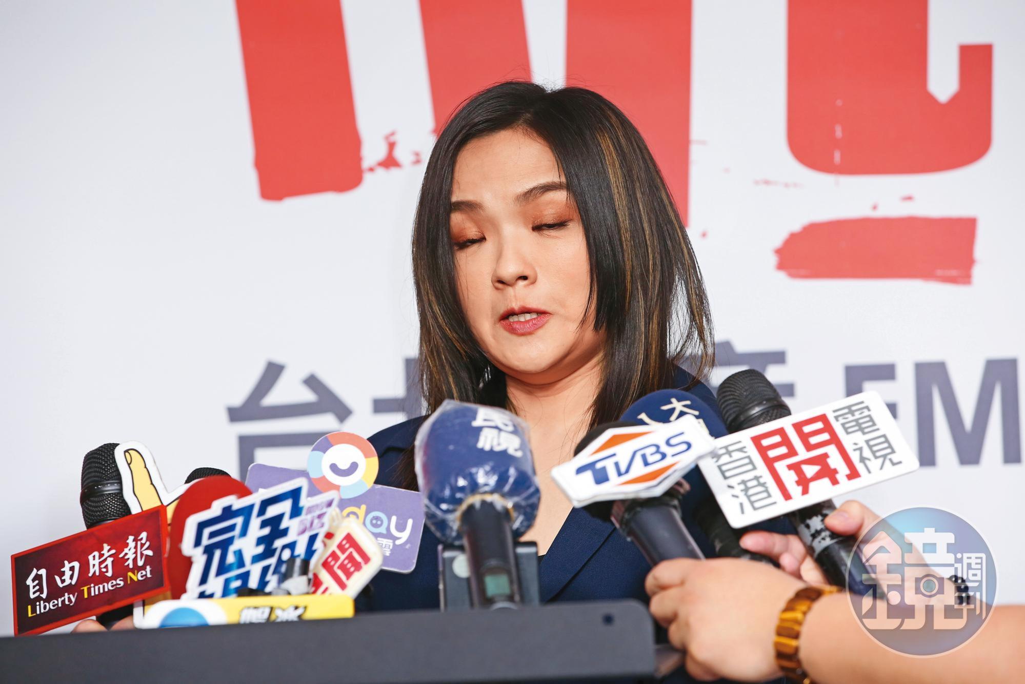 徐佳瑩當媽後,自嗨扮醜,怎麼完全放棄偶包了?(幫忙撿起來)