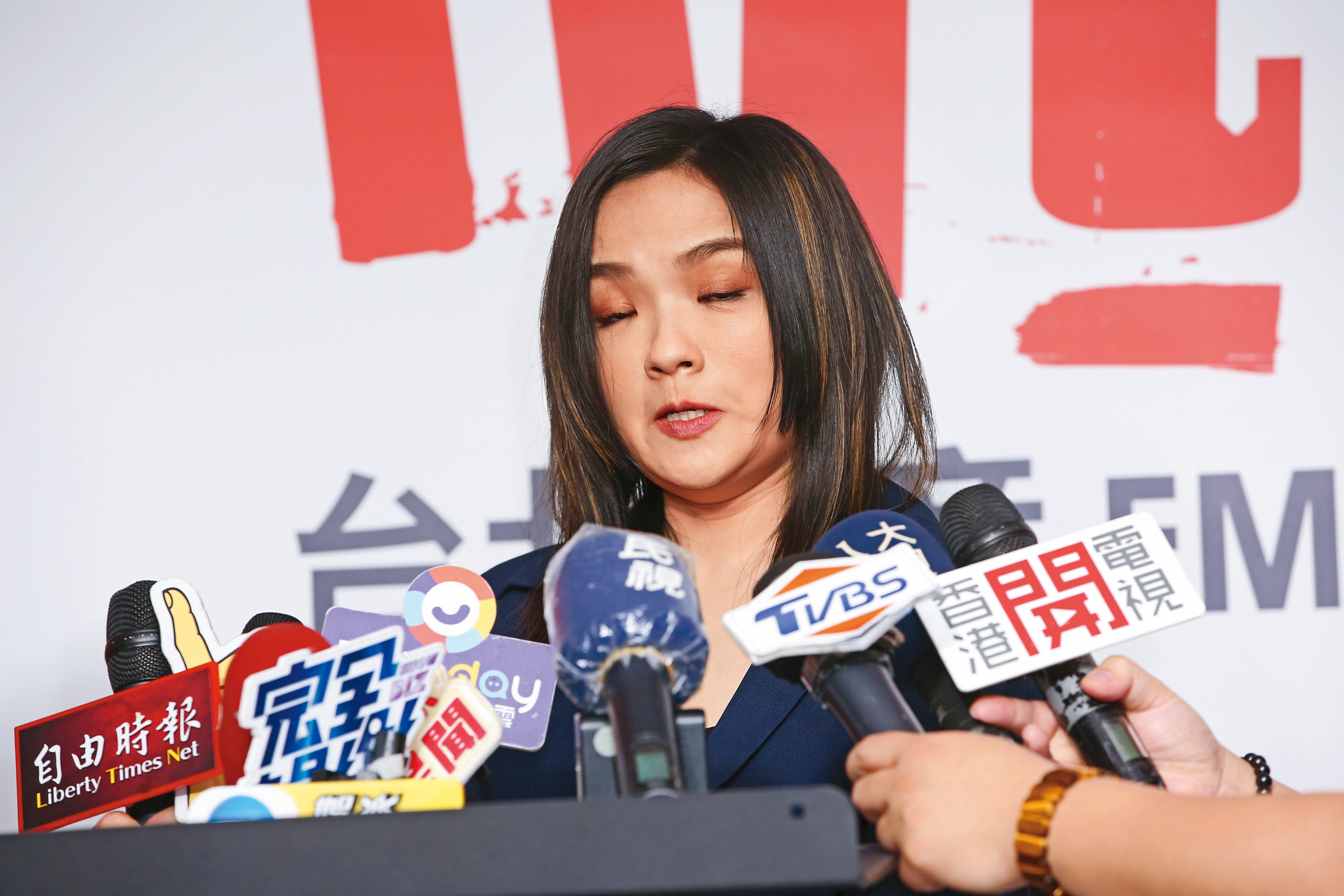 徐佳瑩當媽後，自嗨扮醜，怎麼完全放棄偶包了？（幫忙撿起來）
