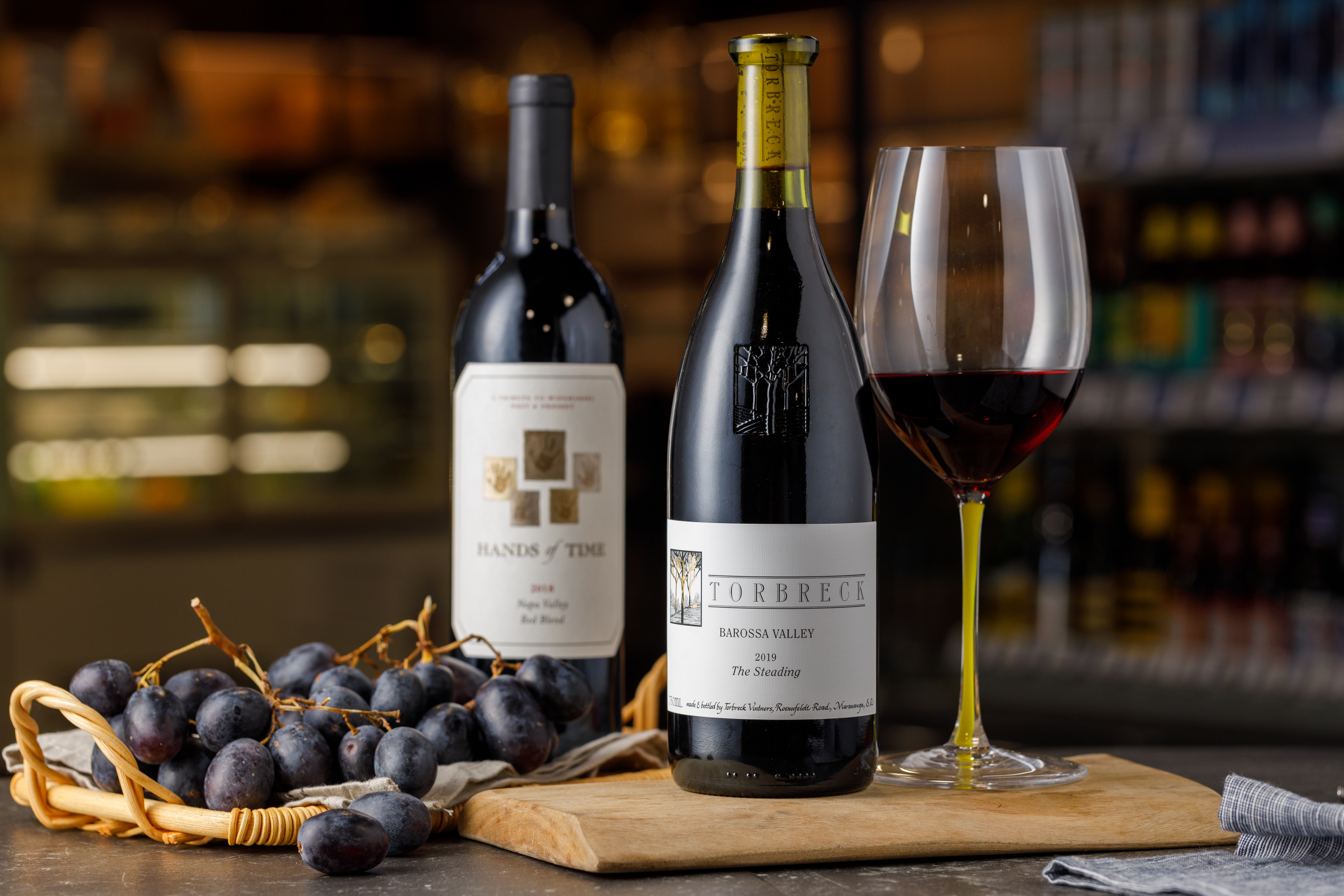 「美國鹿躍榮耀時刻混釀紅酒」（左，1,900元／瓶）、「澳洲托貝克史提汀紅酒」（右，2,100元／瓶）都是相當優秀的新世界代表。