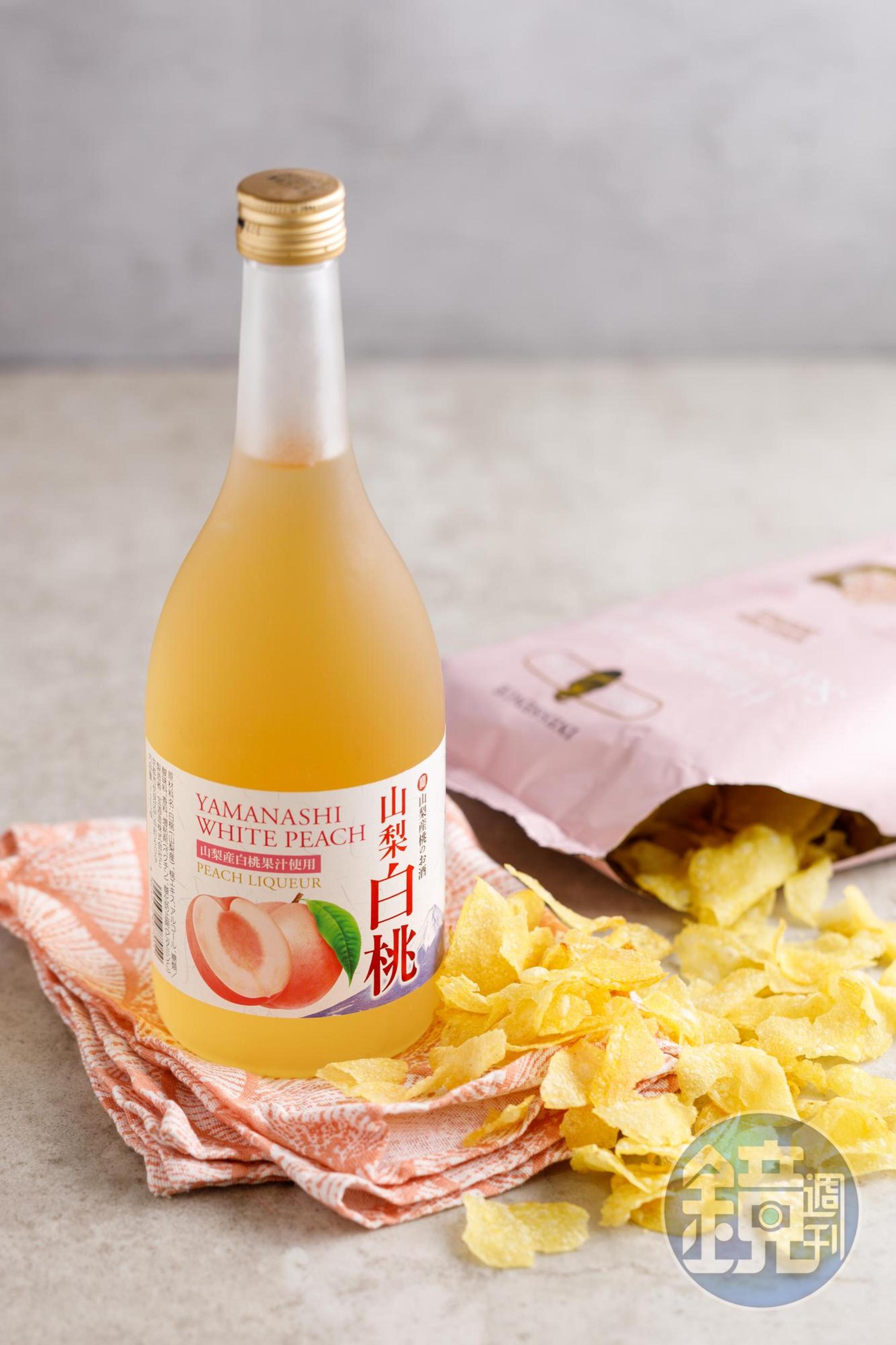 「喜馬拉雅粉紅岩鹽風味洋芋片」（右，119元／包）樸真的鹽味，反而襯托「寶酒造 山梨白桃利口酒」（左，750元／瓶）的甜。