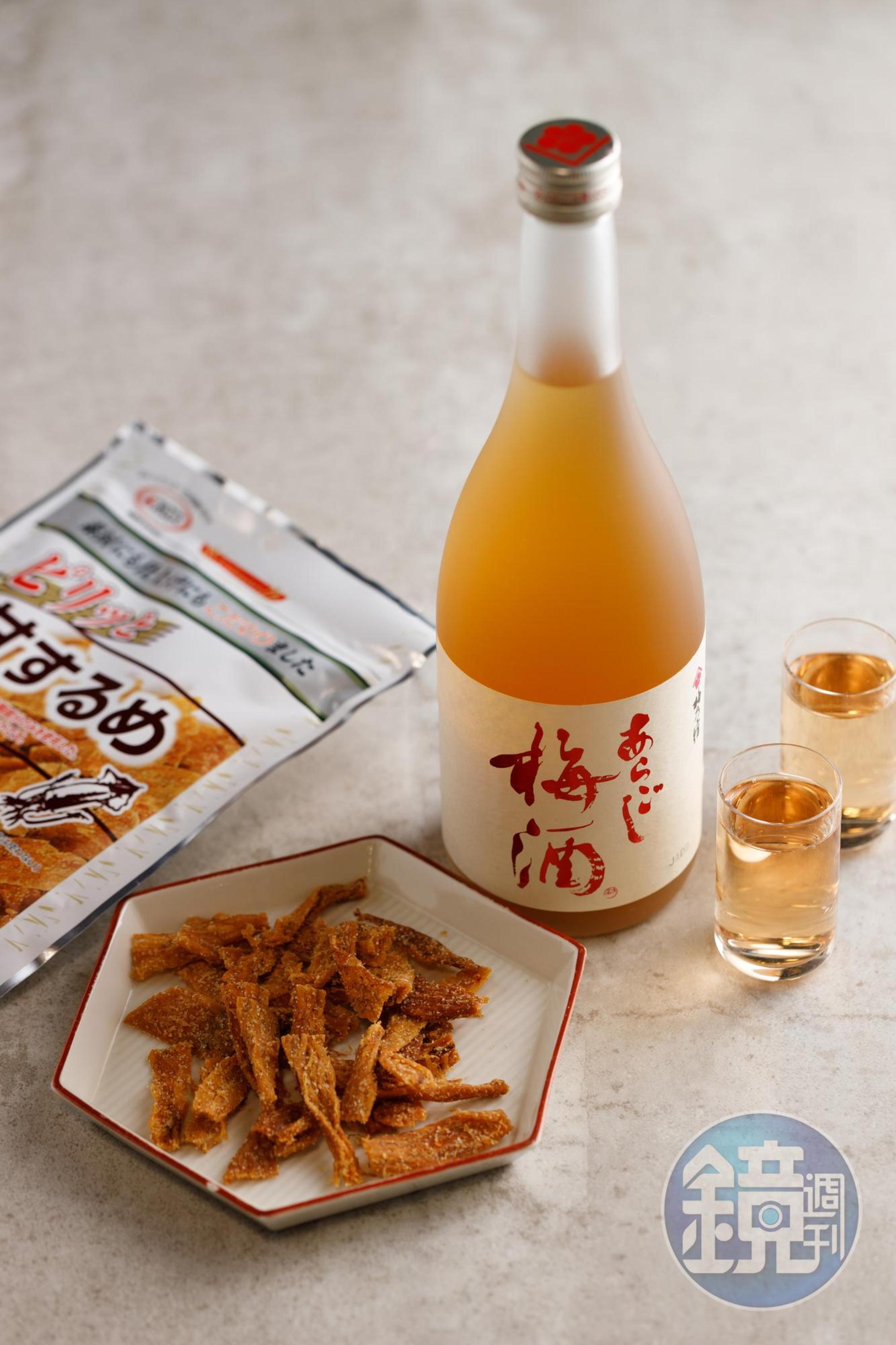 靜岡來的「花之舞 吟釀」（左，750元／瓶）喉韻清爽，帶有清甜果香與吟釀香，能撫慰被「辣味帆立貝」（右，490元／包）震撼的舌尖。