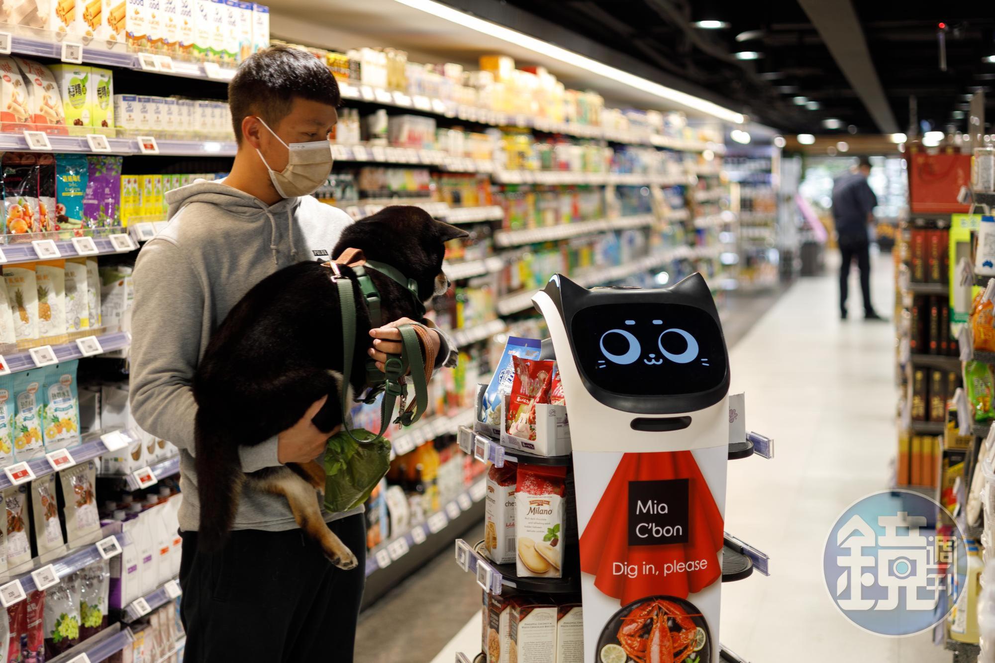 賣場內還導入店員機器貓，到處跟客人互動頗有趣味。