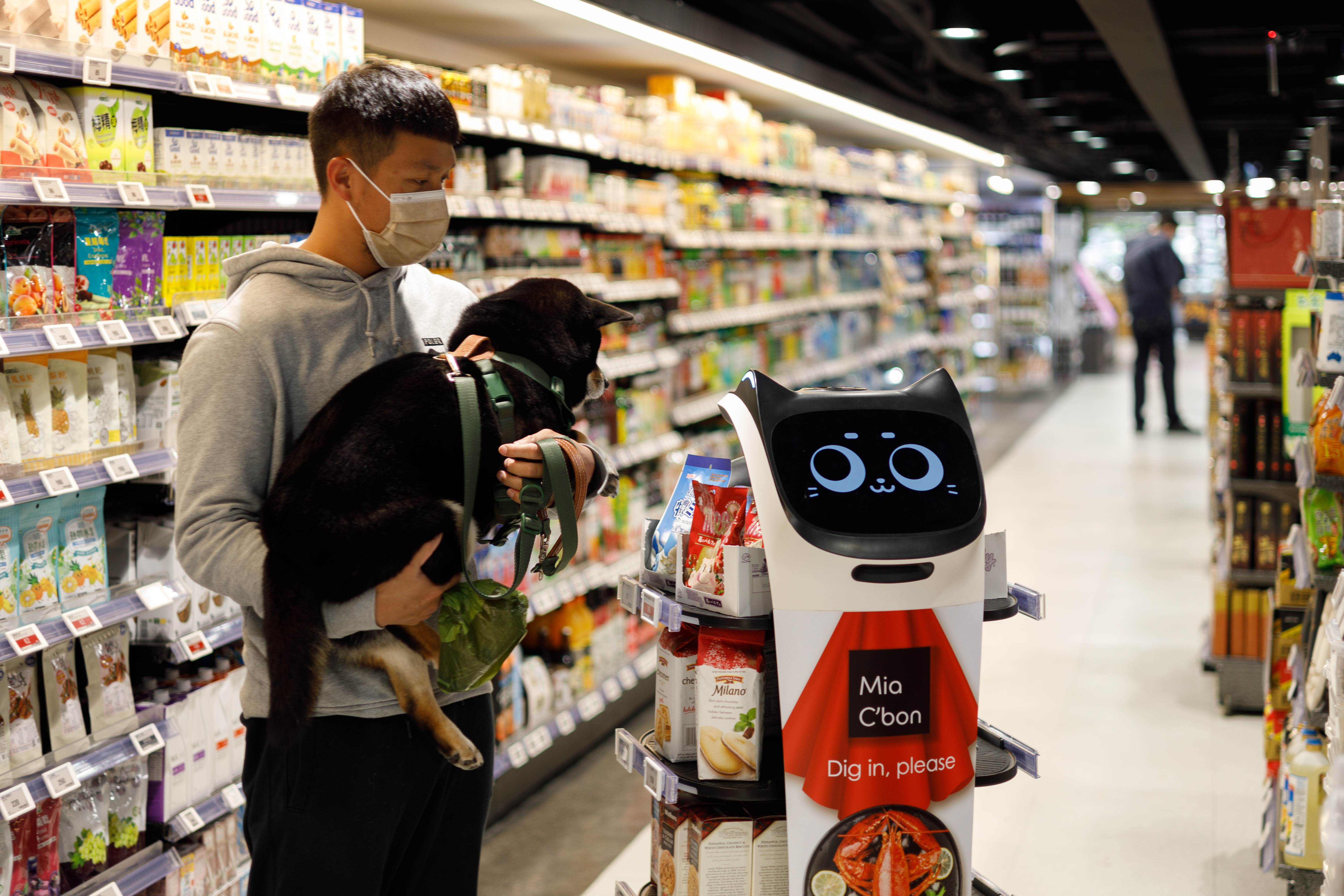 賣場內還導入店員機器貓，到處跟客人互動頗有趣味。