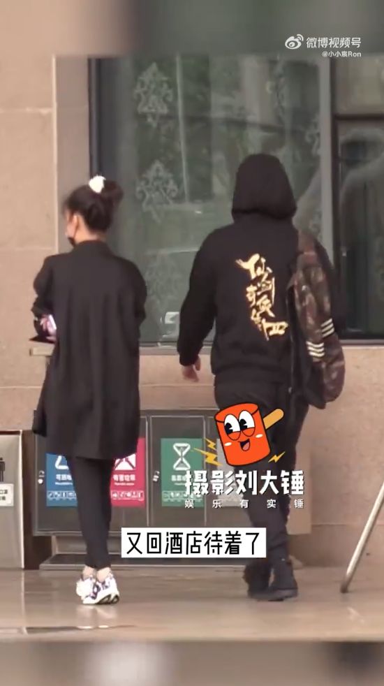 陳楚河(右)和大眼美女一同用餐後又返回酒店。(翻攝自劉大錘微博)
