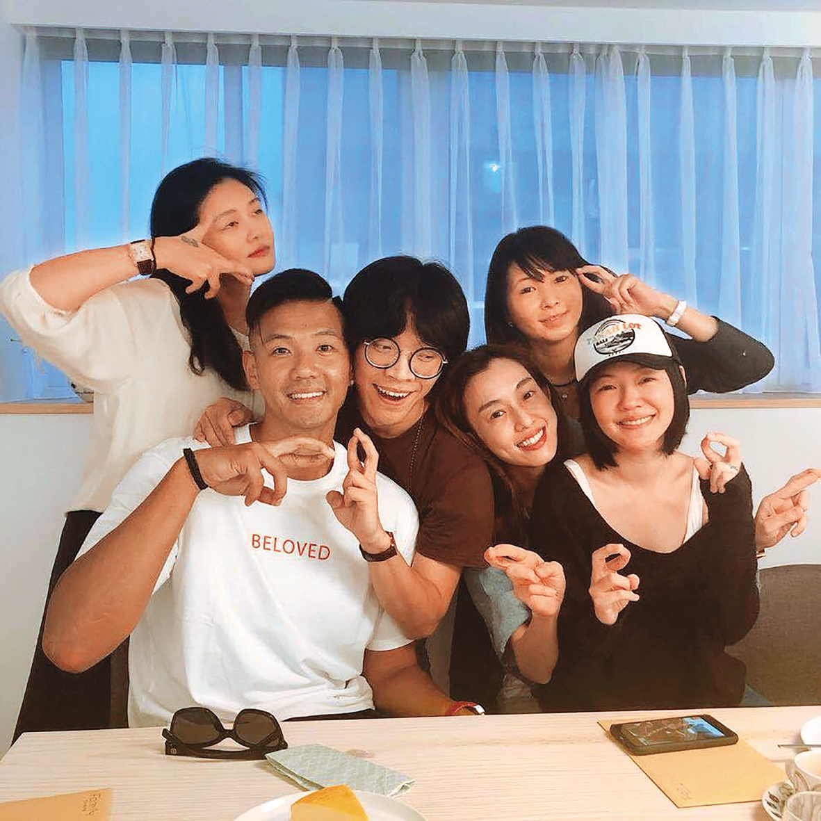S幫相當團結,也不定期見面,曾傳出黑人(左二)為大S(左一)與汪小菲扭打。圖為S幫與金曲歌王盧廣仲聚會。(翻攝自小S IG)
